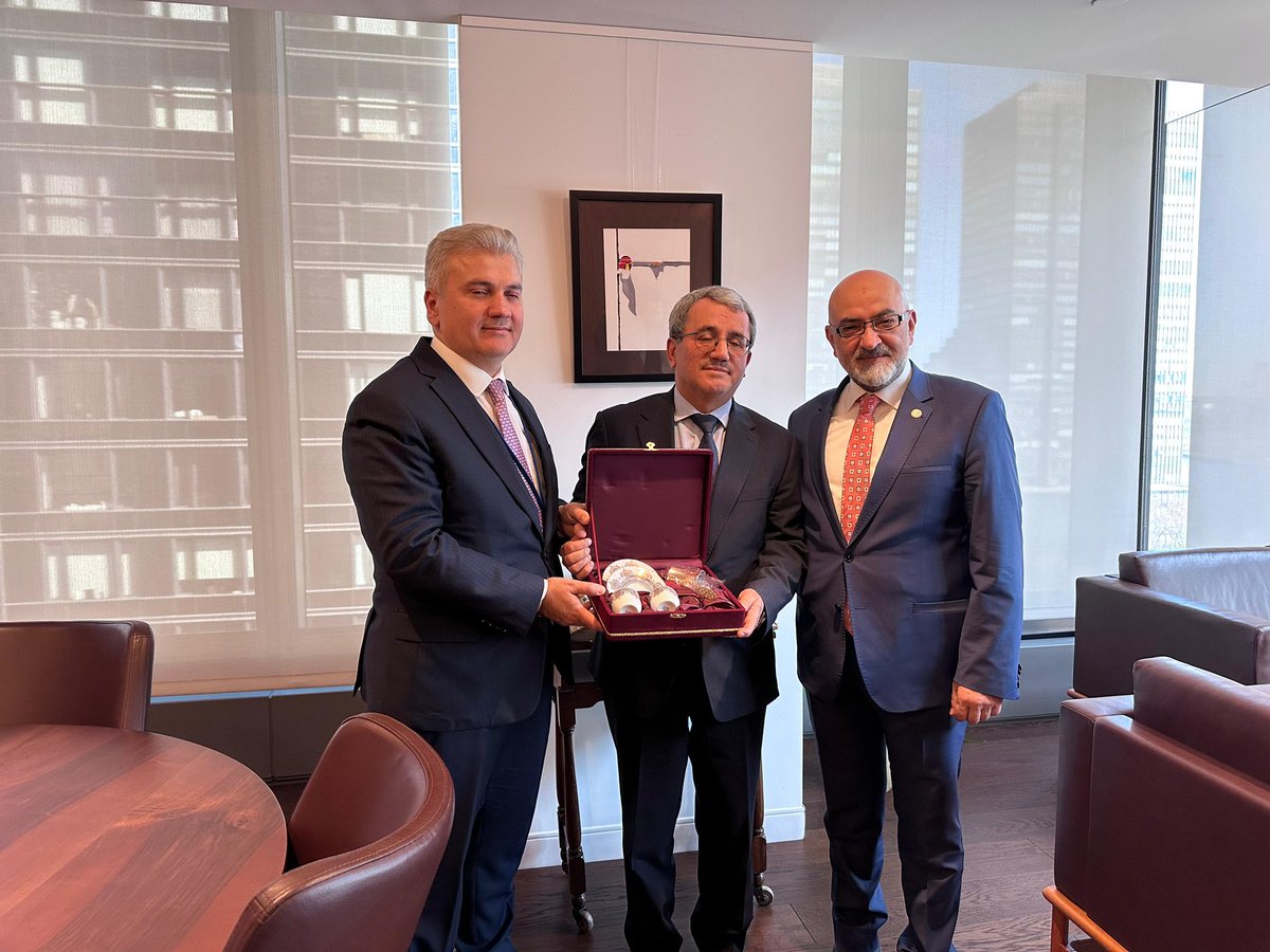 MuratCahidCINGI's tweet photo. Türkiye’nin Birleşmiş Milletler Daimi Temsilcisi Büyükelçi Sn.Ahmet Yıldız Bey’i ülkemizin ABD’deki gurur kaynağı New York Türkevi’nde bulunan makamında ziyaret ederek hem CSW70 oturumundaki konular hem de BM’nin global politikaları hakkında görüş alış verişinde bulunduk. Ülkemizin özellikle Sn.Cumhurbaşkanımız @RTErdogan ‘ın kritik uluslararası rolleri sayesinde BM’de de çok saygın bir seviyeye yükseldiğini çok rahat gözlemleyebiliyoruz. 

Orta Doğu ve Filistin başta olmak üzere tüm dünyadaki emperyalist saldırı ve diplomatik keyfilikleri görünce aslında etkili uluslararası kuruluşlara ne kadar ihtiyacımız olduğunu çok daha iyi anlıyoruz. Allah adaletli ve vicdanlı bir uluslararası sistemi tez zamanda tesis etmeyi nasibetsin.

@TBMMresmi @akpartikayseri @AKPartyUSA @AKPartyForeign @SirakayaZafer @omerrcelik @Tika_Turkiye @Musiadusa @kayserivaliligi @TC_Disisleri @HakanFidan @MFATurkiye @tcbestepe