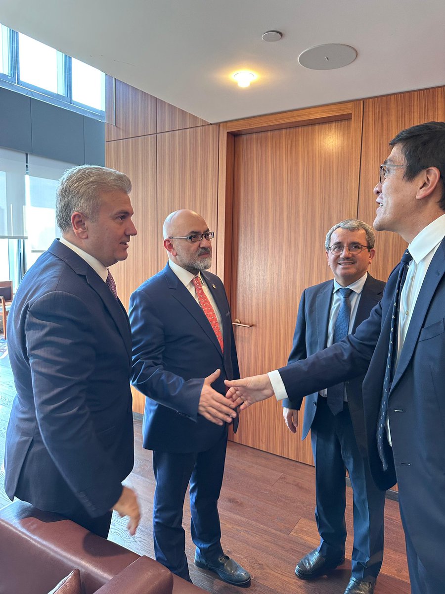 MuratCahidCINGI's tweet photo. Türkiye’nin Birleşmiş Milletler Daimi Temsilcisi Büyükelçi Sn.Ahmet Yıldız Bey’i ülkemizin ABD’deki gurur kaynağı New York Türkevi’nde bulunan makamında ziyaret ederek hem CSW70 oturumundaki konular hem de BM’nin global politikaları hakkında görüş alış verişinde bulunduk. Ülkemizin özellikle Sn.Cumhurbaşkanımız @RTErdogan ‘ın kritik uluslararası rolleri sayesinde BM’de de çok saygın bir seviyeye yükseldiğini çok rahat gözlemleyebiliyoruz. 

Orta Doğu ve Filistin başta olmak üzere tüm dünyadaki emperyalist saldırı ve diplomatik keyfilikleri görünce aslında etkili uluslararası kuruluşlara ne kadar ihtiyacımız olduğunu çok daha iyi anlıyoruz. Allah adaletli ve vicdanlı bir uluslararası sistemi tez zamanda tesis etmeyi nasibetsin.

@TBMMresmi @akpartikayseri @AKPartyUSA @AKPartyForeign @SirakayaZafer @omerrcelik @Tika_Turkiye @Musiadusa @kayserivaliligi @TC_Disisleri @HakanFidan @MFATurkiye @tcbestepe