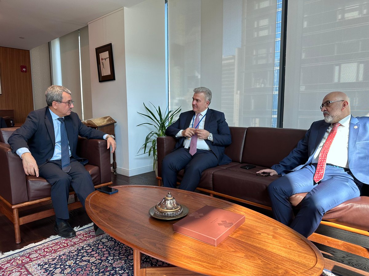 MuratCahidCINGI's tweet photo. Türkiye’nin Birleşmiş Milletler Daimi Temsilcisi Büyükelçi Sn.Ahmet Yıldız Bey’i ülkemizin ABD’deki gurur kaynağı New York Türkevi’nde bulunan makamında ziyaret ederek hem CSW70 oturumundaki konular hem de BM’nin global politikaları hakkında görüş alış verişinde bulunduk. Ülkemizin özellikle Sn.Cumhurbaşkanımız @RTErdogan ‘ın kritik uluslararası rolleri sayesinde BM’de de çok saygın bir seviyeye yükseldiğini çok rahat gözlemleyebiliyoruz. 

Orta Doğu ve Filistin başta olmak üzere tüm dünyadaki emperyalist saldırı ve diplomatik keyfilikleri görünce aslında etkili uluslararası kuruluşlara ne kadar ihtiyacımız olduğunu çok daha iyi anlıyoruz. Allah adaletli ve vicdanlı bir uluslararası sistemi tez zamanda tesis etmeyi nasibetsin.

@TBMMresmi @akpartikayseri @AKPartyUSA @AKPartyForeign @SirakayaZafer @omerrcelik @Tika_Turkiye @Musiadusa @kayserivaliligi @TC_Disisleri @HakanFidan @MFATurkiye @tcbestepe