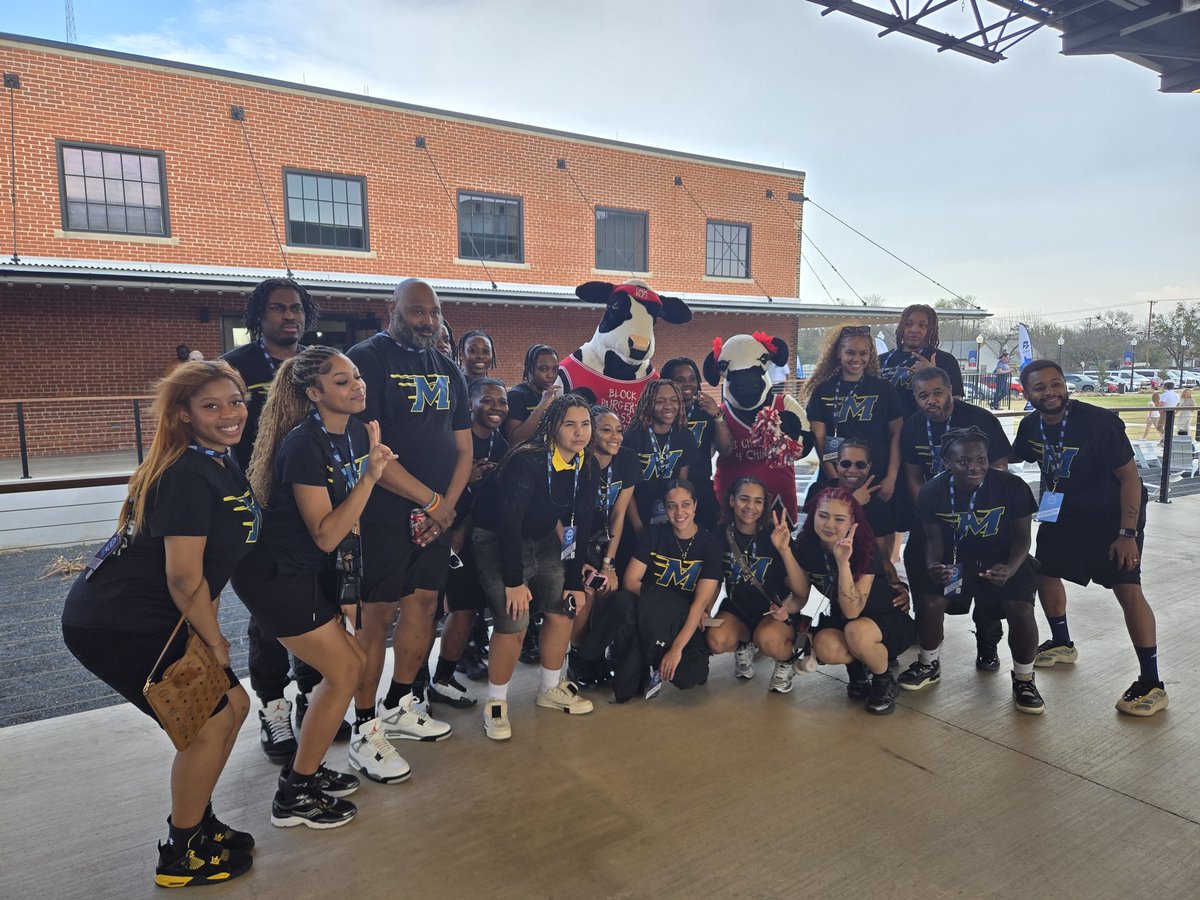 MonroeExpress's tweet photo. Day 2 of Texas was special. @muexpresswbb is having a great experience!

#ExpressFamily https://t.co/7PBqrpn6Pt