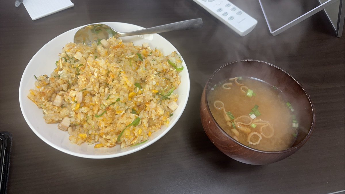 _squiz's tweet photo. 鶏むねの茹でたやつとネギの青いところでチャハーン https://t.co/HOtPU9tLye