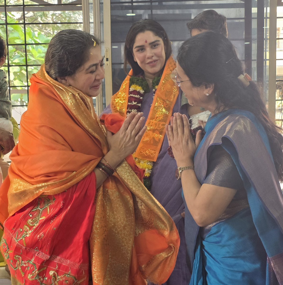 Medha_kulkarni's tweet photo. 🚩 घर वापसी 🚩
यह कहानी The Kerala Story की तरह ही एक “कोकण स्टोरी” है।
कोकण के सुर्वे परिवार में पली-बढ़ी सुंदर और सुशिक्षित युवती सायली का एक मुस्लिम युवक से प्रेम विवाह हुआ। विवाह के बाद उसे इस रिश्ते के पीछे की सच्चाई का पता चला। उसके साथ बहुत बुरा व्यवहार किया गया—धर्म परिवर्तन का दबाव, नमाज़ पढ़ने की मजबूरी, मानसिक और शारीरिक अत्याचार, मारपीट, घर में बंद करके रखना, चार बच्चों का जन्म, गर्भावस्था के दौरान भी पेट पर लात मारना, सड़क पर धक्का देकर भीख माँगने के लिए मजबूर करना—ऐसे अनेक कष्टदायक अनुभव उसे झेलने पड़े।
इन सब परिस्थितियों के बीच किसी तरह वह हिंदू संगठनों की मदद से बाहर निकल पाई। बाद में उसने अपने चारों बच्चों के साथ पुनः हिंदू धर्म में प्रवेश किया। उसके माता-पिता और सुर्वे परिवार ने उसका साथ दिया और विभिन्न संगठनों ने भी उसकी सहायता की।
आप और हमारे परिवारों की युवतियों तक यह कहानी पहुँचाना आवश्यक है, ताकि वे ऐसे जाल में फँसने से बच सकें। सायली को वापस आने का अवसर मिला, लेकिन हर किसी को यह अवसर मिले, ऐसा जरूरी नहीं है। अनेक लड़कियाँ ऐसे ही हालात में हमेशा के लिए खो जाती हैं।
आइए समय रहते जागरूक बनें और दूसरों को भी जागरूक करें।
#Hindu #हिंदू #हिंदुजनजागृती #EkHaiToSafeHai #Bharat #Sanatan 🚩