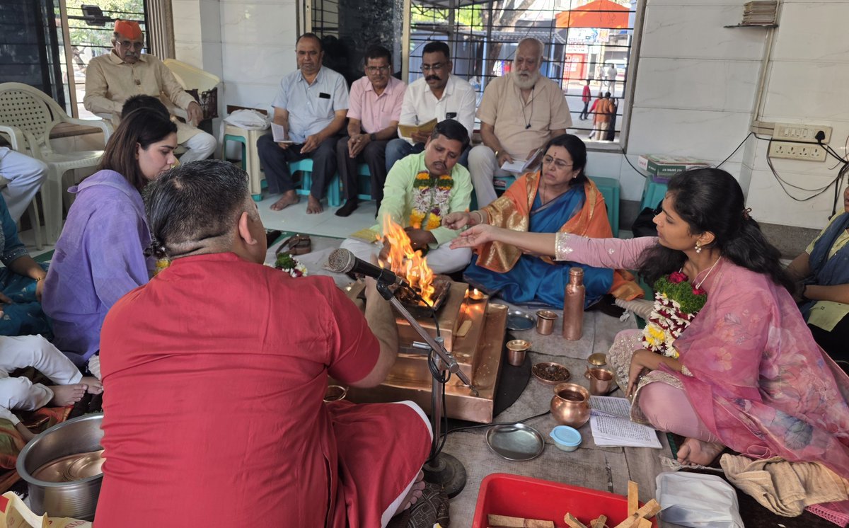 Medha_kulkarni's tweet photo. 🚩 घर वापसी 🚩
यह कहानी The Kerala Story की तरह ही एक “कोकण स्टोरी” है।
कोकण के सुर्वे परिवार में पली-बढ़ी सुंदर और सुशिक्षित युवती सायली का एक मुस्लिम युवक से प्रेम विवाह हुआ। विवाह के बाद उसे इस रिश्ते के पीछे की सच्चाई का पता चला। उसके साथ बहुत बुरा व्यवहार किया गया—धर्म परिवर्तन का दबाव, नमाज़ पढ़ने की मजबूरी, मानसिक और शारीरिक अत्याचार, मारपीट, घर में बंद करके रखना, चार बच्चों का जन्म, गर्भावस्था के दौरान भी पेट पर लात मारना, सड़क पर धक्का देकर भीख माँगने के लिए मजबूर करना—ऐसे अनेक कष्टदायक अनुभव उसे झेलने पड़े।
इन सब परिस्थितियों के बीच किसी तरह वह हिंदू संगठनों की मदद से बाहर निकल पाई। बाद में उसने अपने चारों बच्चों के साथ पुनः हिंदू धर्म में प्रवेश किया। उसके माता-पिता और सुर्वे परिवार ने उसका साथ दिया और विभिन्न संगठनों ने भी उसकी सहायता की।
आप और हमारे परिवारों की युवतियों तक यह कहानी पहुँचाना आवश्यक है, ताकि वे ऐसे जाल में फँसने से बच सकें। सायली को वापस आने का अवसर मिला, लेकिन हर किसी को यह अवसर मिले, ऐसा जरूरी नहीं है। अनेक लड़कियाँ ऐसे ही हालात में हमेशा के लिए खो जाती हैं।
आइए समय रहते जागरूक बनें और दूसरों को भी जागरूक करें।
#Hindu #हिंदू #हिंदुजनजागृती #EkHaiToSafeHai #Bharat #Sanatan 🚩
