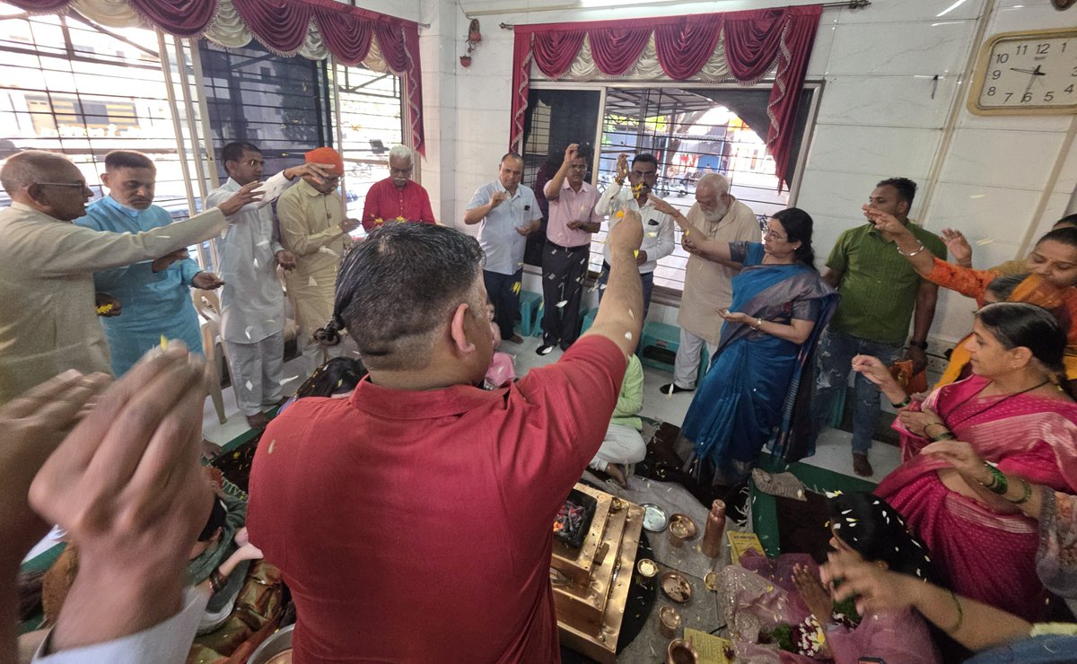 Medha_kulkarni's tweet photo. 🚩 घर वापसी 🚩
यह कहानी The Kerala Story की तरह ही एक “कोकण स्टोरी” है।
कोकण के सुर्वे परिवार में पली-बढ़ी सुंदर और सुशिक्षित युवती सायली का एक मुस्लिम युवक से प्रेम विवाह हुआ। विवाह के बाद उसे इस रिश्ते के पीछे की सच्चाई का पता चला। उसके साथ बहुत बुरा व्यवहार किया गया—धर्म परिवर्तन का दबाव, नमाज़ पढ़ने की मजबूरी, मानसिक और शारीरिक अत्याचार, मारपीट, घर में बंद करके रखना, चार बच्चों का जन्म, गर्भावस्था के दौरान भी पेट पर लात मारना, सड़क पर धक्का देकर भीख माँगने के लिए मजबूर करना—ऐसे अनेक कष्टदायक अनुभव उसे झेलने पड़े।
इन सब परिस्थितियों के बीच किसी तरह वह हिंदू संगठनों की मदद से बाहर निकल पाई। बाद में उसने अपने चारों बच्चों के साथ पुनः हिंदू धर्म में प्रवेश किया। उसके माता-पिता और सुर्वे परिवार ने उसका साथ दिया और विभिन्न संगठनों ने भी उसकी सहायता की।
आप और हमारे परिवारों की युवतियों तक यह कहानी पहुँचाना आवश्यक है, ताकि वे ऐसे जाल में फँसने से बच सकें। सायली को वापस आने का अवसर मिला, लेकिन हर किसी को यह अवसर मिले, ऐसा जरूरी नहीं है। अनेक लड़कियाँ ऐसे ही हालात में हमेशा के लिए खो जाती हैं।
आइए समय रहते जागरूक बनें और दूसरों को भी जागरूक करें।
#Hindu #हिंदू #हिंदुजनजागृती #EkHaiToSafeHai #Bharat #Sanatan 🚩