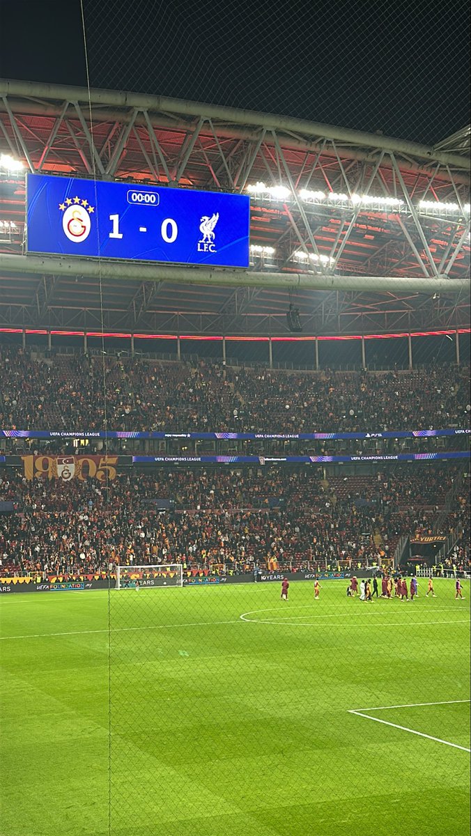 BirHaydut's tweet photo. İyi ki Galatasaraylıyım. Bu güzel maçı tribünden izlemek ayrı bir keyif vericiydi. #GSvLIV https://t.co/7tqmyybrDM