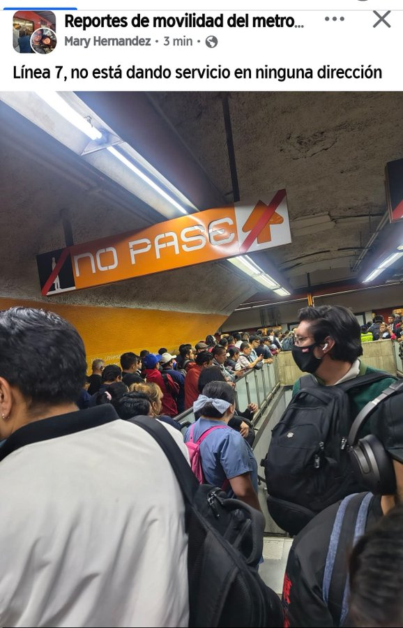 CorresponsalsMX's tweet image. #ULTIMAHORA 
#CAOS ESTA NOCHE POR SEVEROS ATRASOS EN LA LA #LÍNEA7 DEL @MetroCDMX  POR EL RETIRO DE UN TREN.
El director del transporte colectivo @AdrianRubalcava informó que la circulación de los trenes se normaliza de manera gradual, luego del retiro de una unidad para