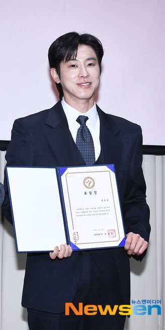 2026/3/11 【News】

U-Know Yunho Among 147 Honored as Model Taxpayers by Seoul Metropolitan Government

m.entertain.naver.com/home/article/6…
#동방신기 #東方神起 #U_Know #Yunho #FollowU_LoveU #유노윤호 #정윤호 #ユノ #ユンホ