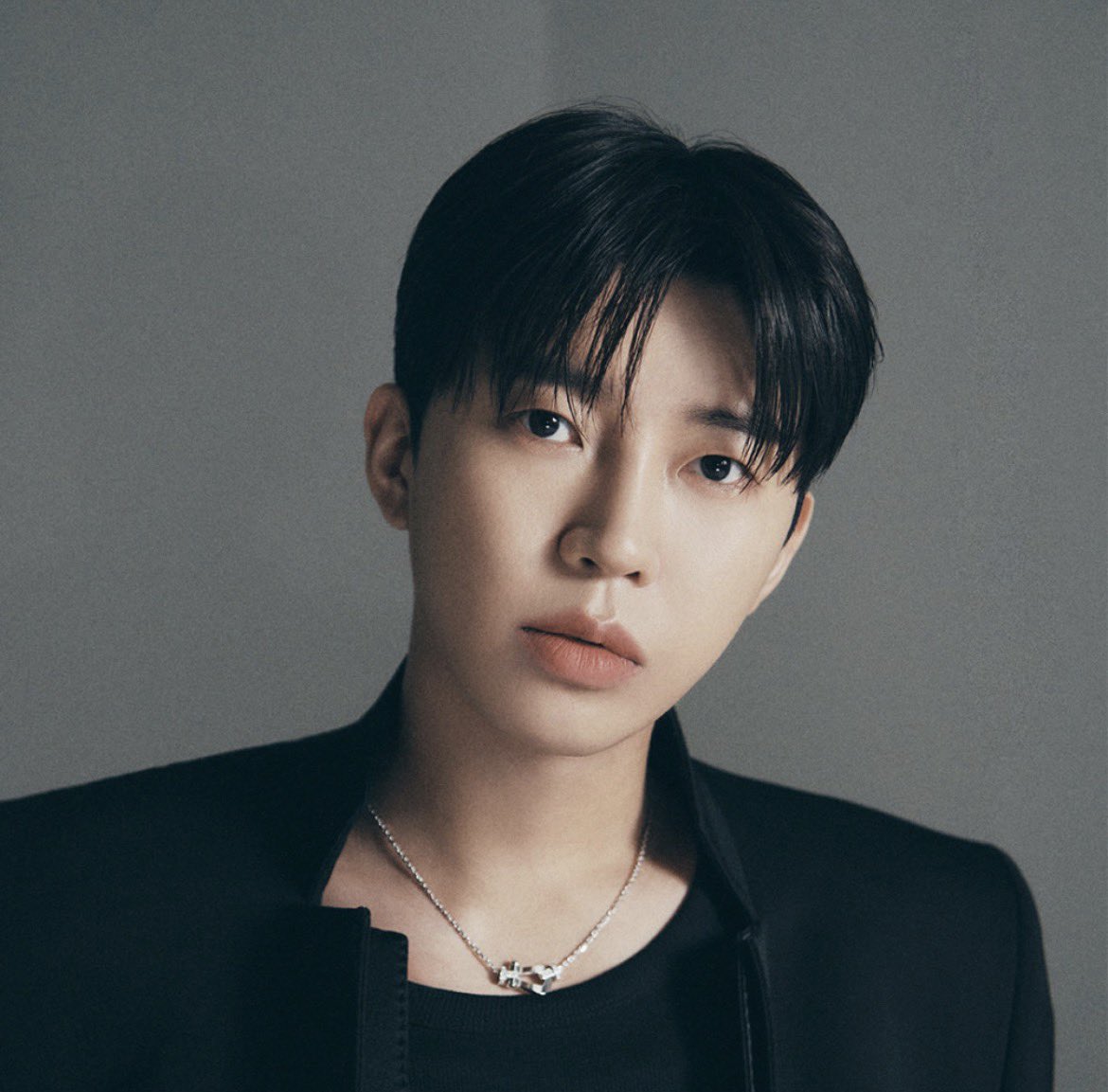 EdgeKpop's tweet photo. Lim Young Woong is now the most streamed artist on MelOn history, with 13.5 Billion streams, surpassing BTS with 13.48 Billion streams. https://t.co/JOO3DAzeUo