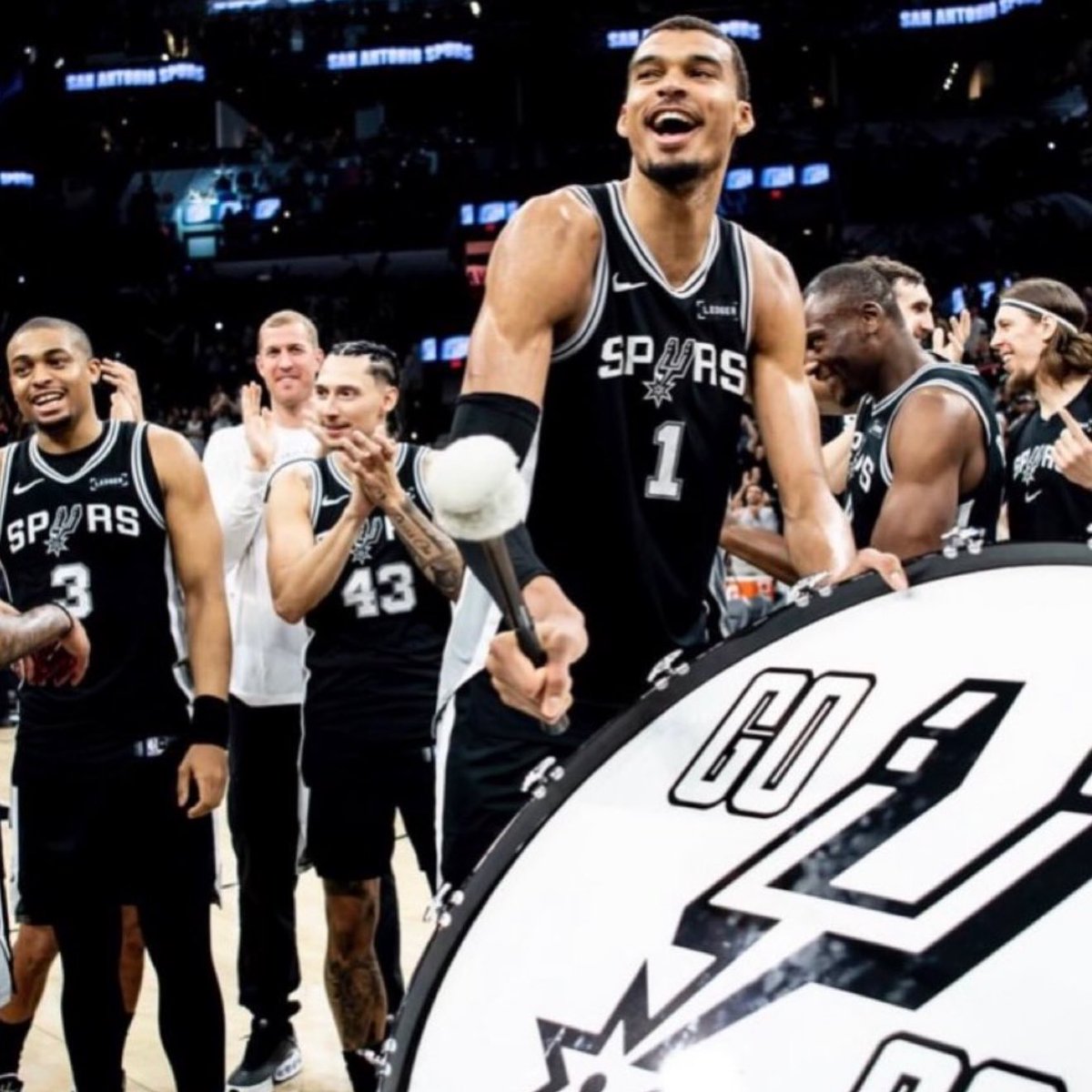 TheHoopCentral's tweet image. THE SPURS ARE NOW 16–1 OVER THE LAST 17 GAMES. 🔥🔥🔥

Who is stopping this team?!