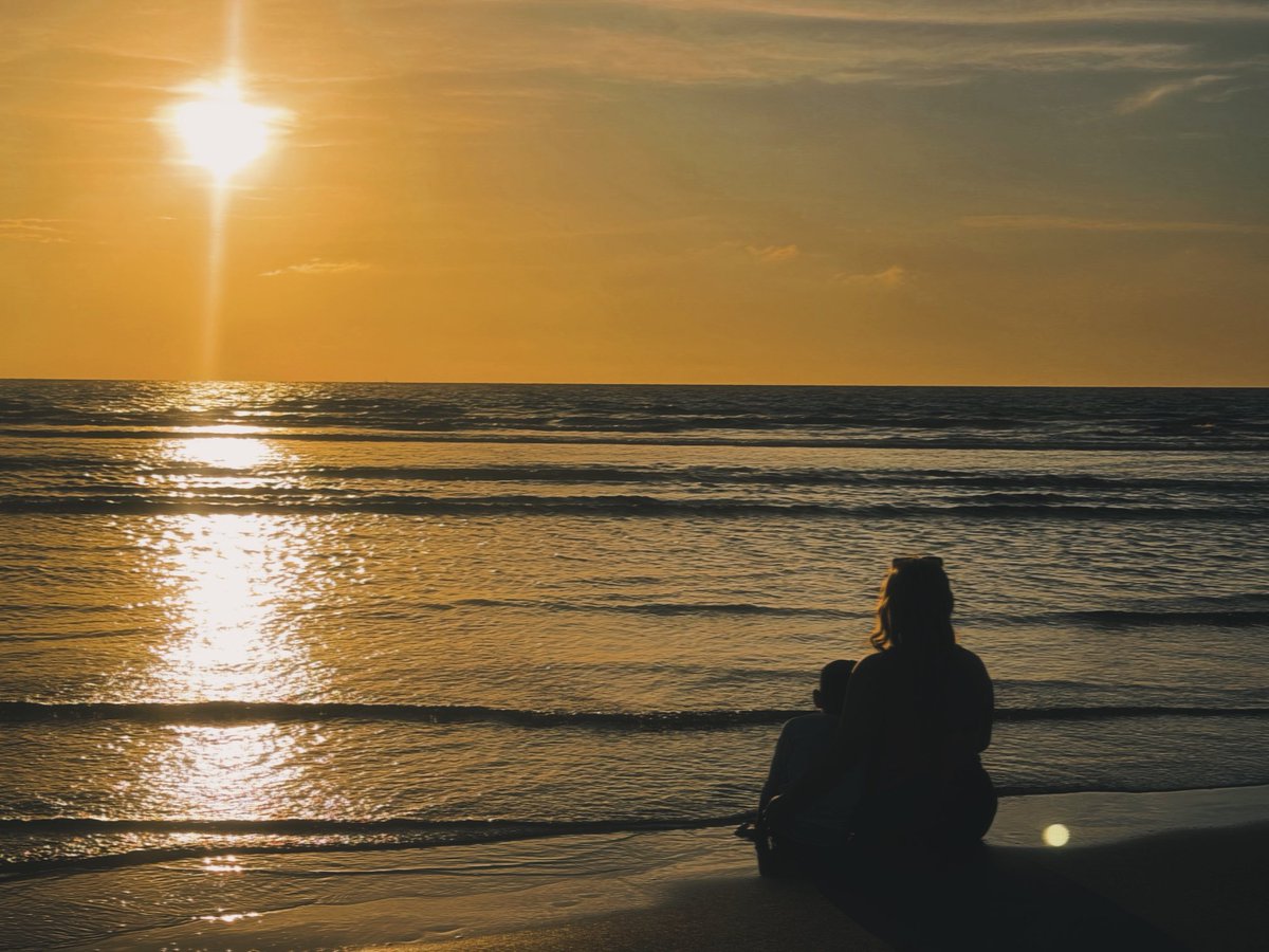 bitchitsmhae's tweet photo. Forever chasing sunset with you, My Alastair 🧡🌅 https://t.co/e7S4LRznj1
