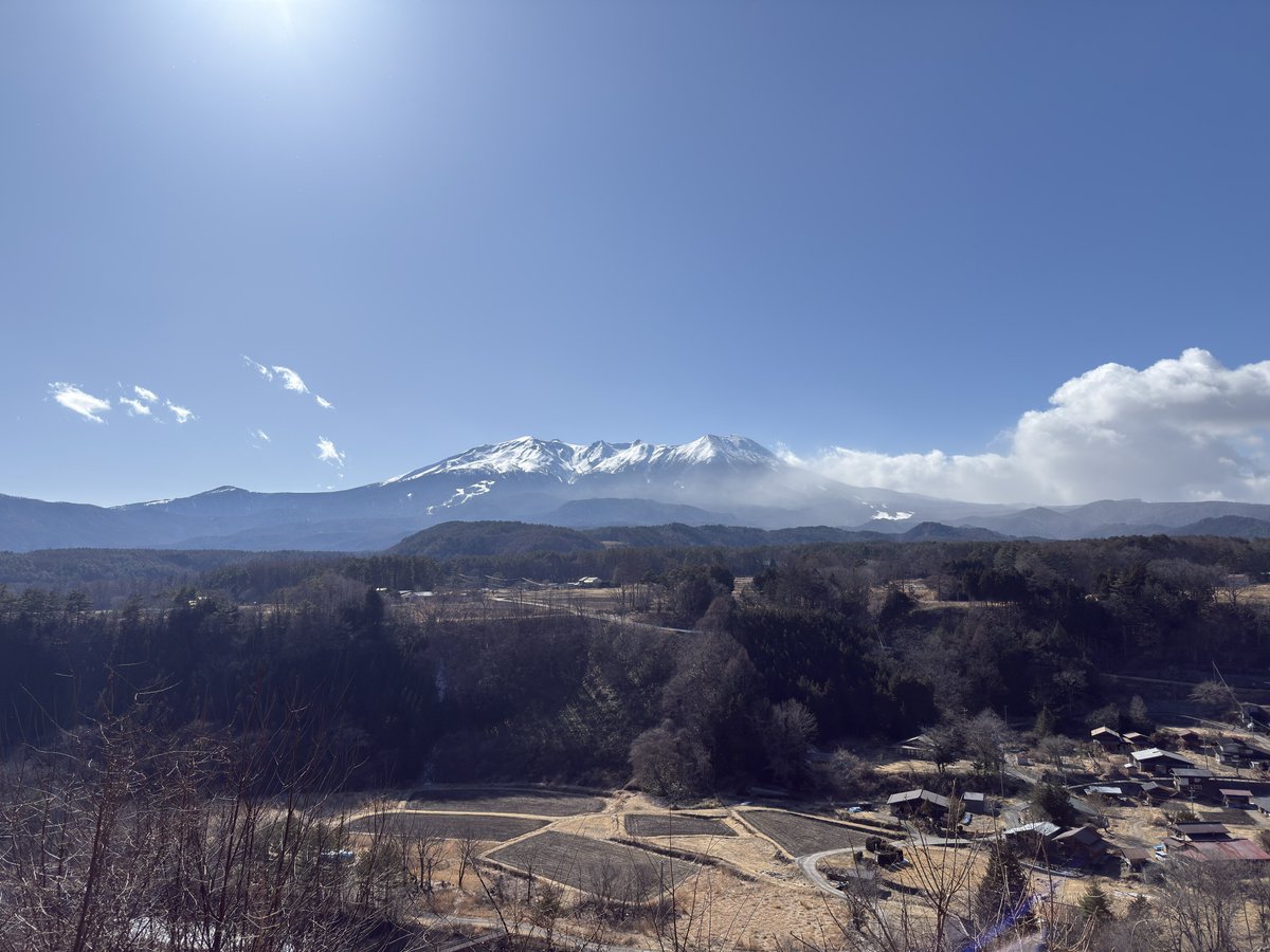 shagariko's tweet photo. 御嶽山を撮ろうと御嶽湖に行ってきました、水が少なすぎて恐怖を感じました…

この川に見え��のは本当はダム…

#御嶽湖 https://t.co/J0J3NzUsX2