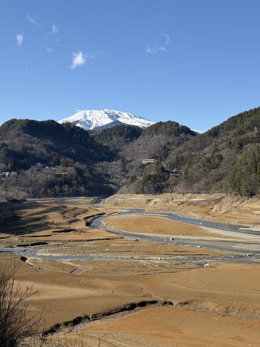 shagariko's tweet photo. 御嶽山を撮ろうと御嶽湖に行ってきました、水が少なすぎて恐怖を感じました…

この川に見え��のは本当はダム…

#御嶽湖 https://t.co/J0J3NzUsX2