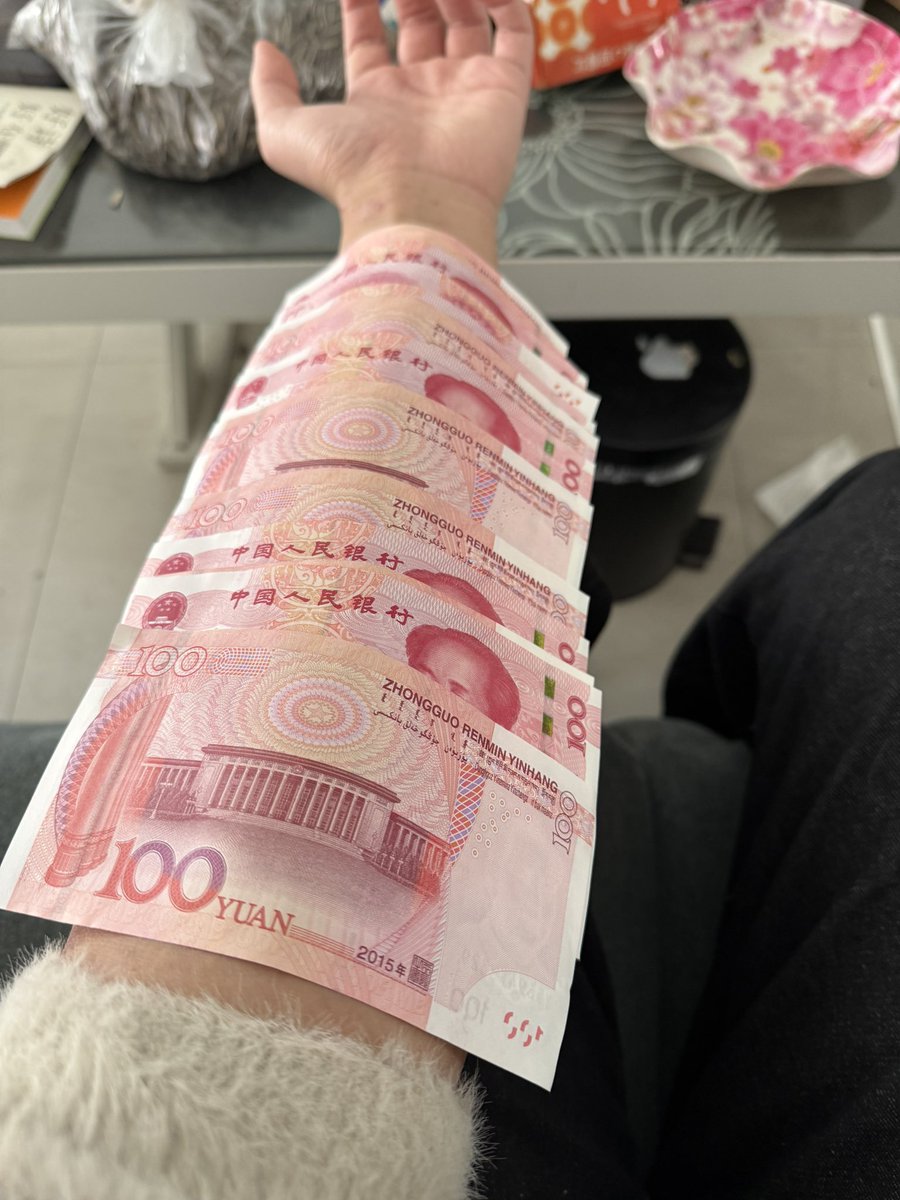 By68683's tweet photo. 从背包拿点现金 铺长些摆我手臂 https://t.co/TGKjnqZ74y