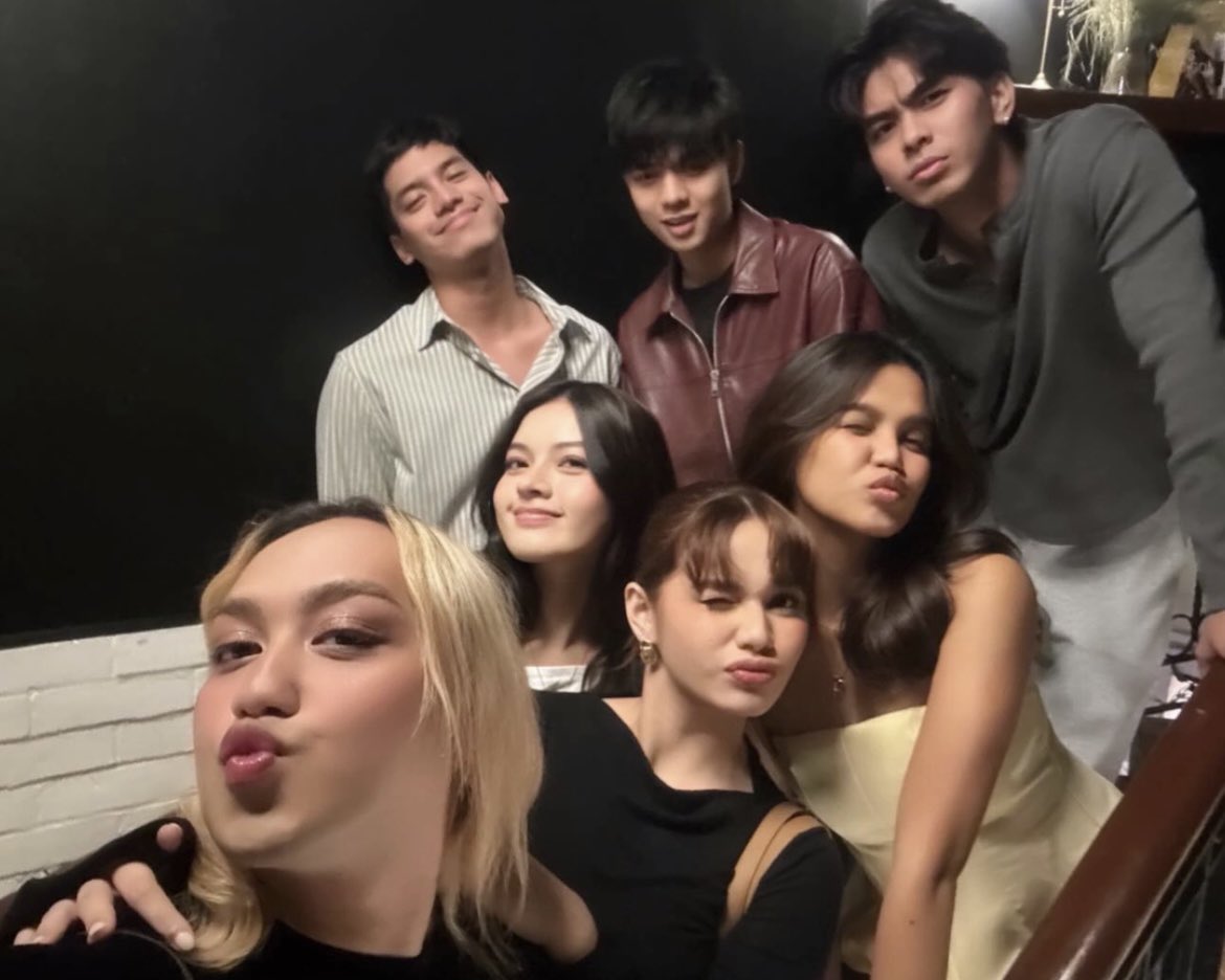 chstarkive's tweet photo. MINI MAKA REUNION OH MYY I MISS U GUYS https://t.co/6FfpEW8mTa