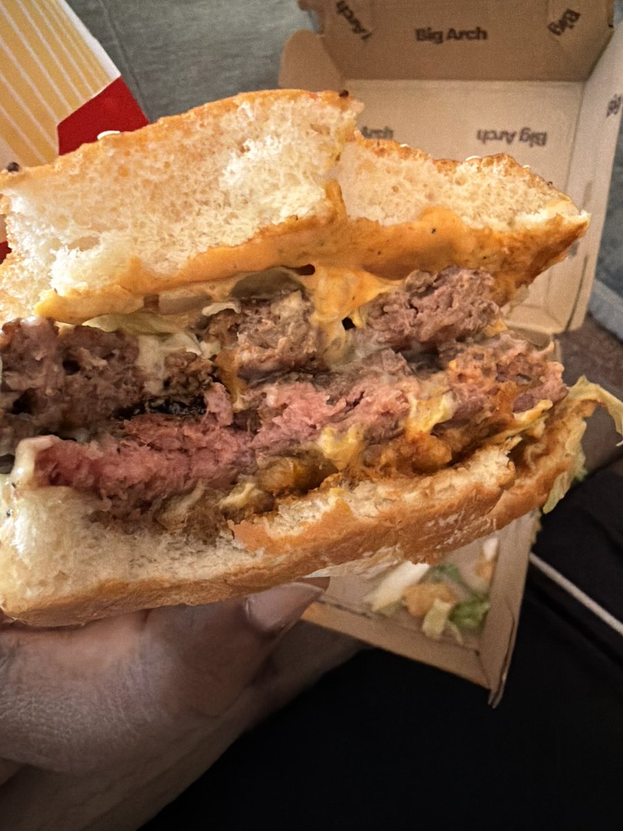 monte_tate's tweet image. @McDonalds imagine how disgusting I become after eating half of the burger and seeing this 🤮 #nevereating again