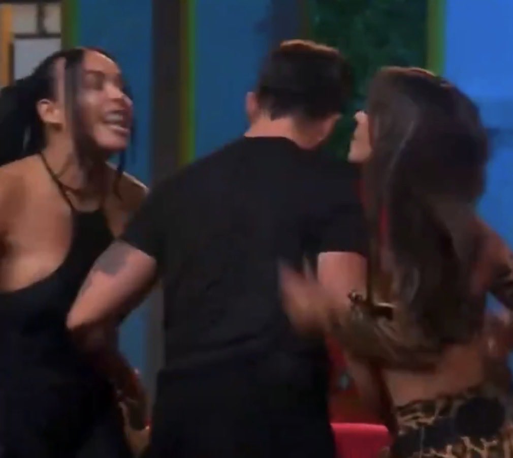 entro a twitter y me entero que en la casa de los famosos se están matando…#LCDLF6