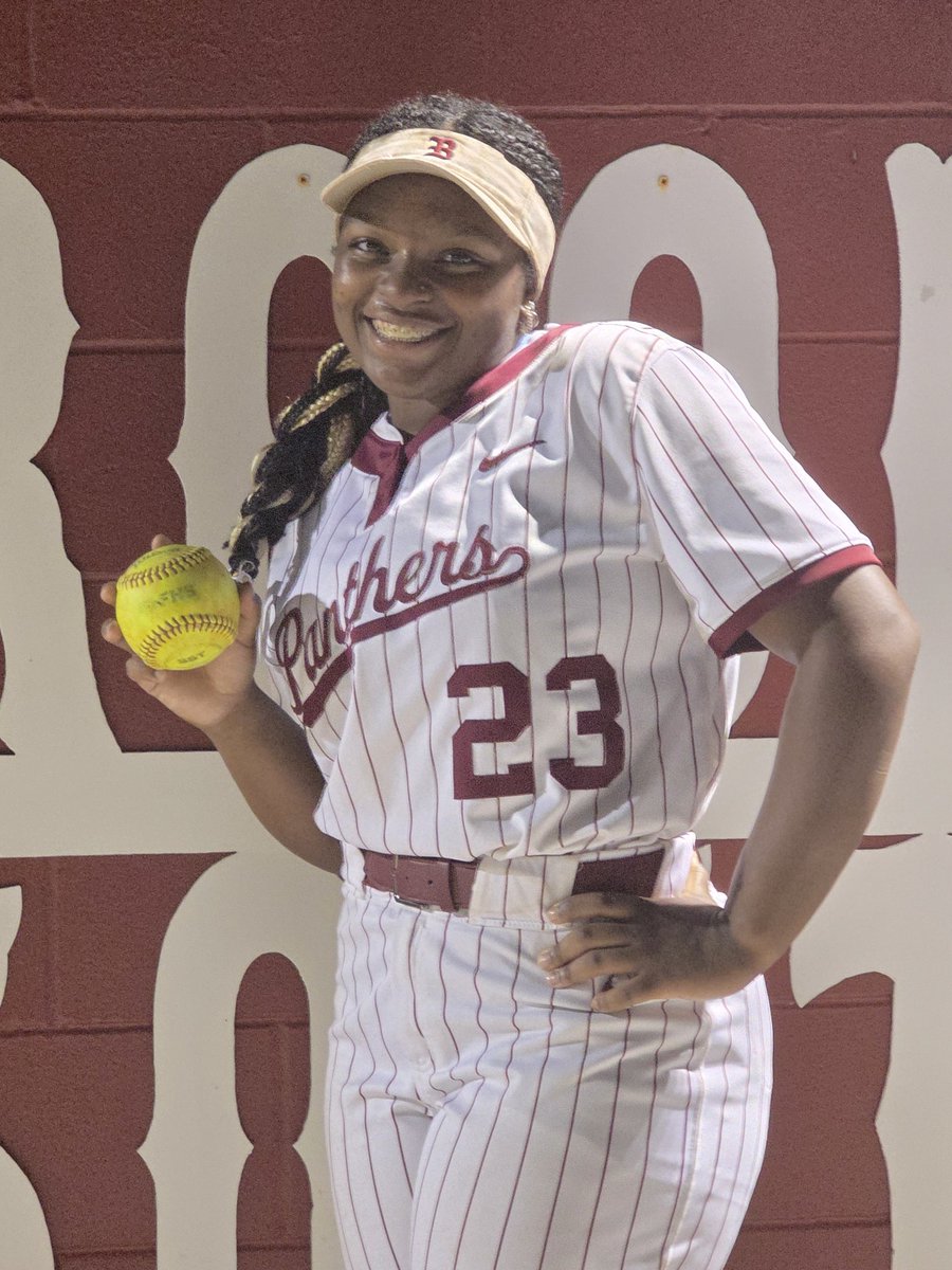 Bryleighsims's tweet photo. I got my 5th homerun tonight! Please excuse the yelling. My mom is my biggest loudest fan. 😅🥎❤️

#HomeRun #softball https://t.co/7zGvyeR50D