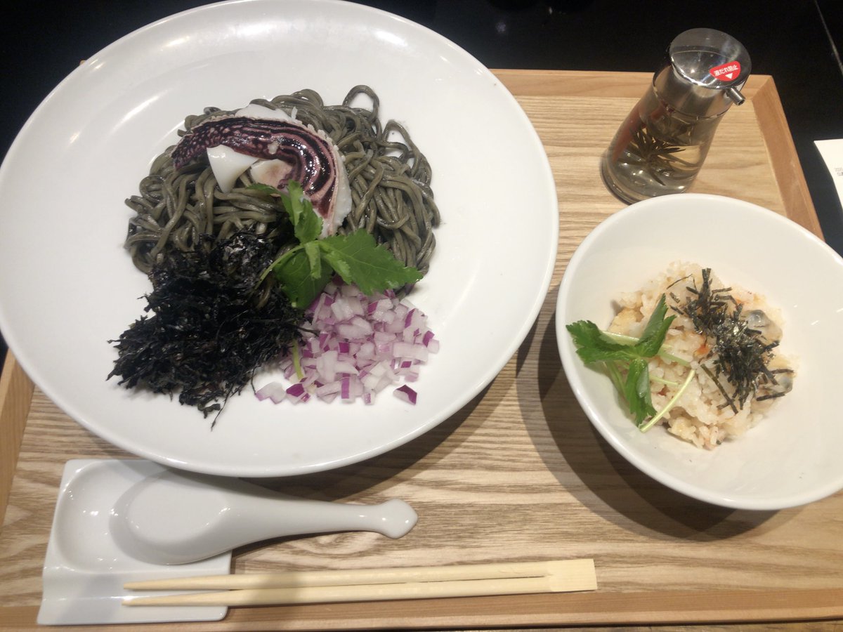 li_ico's tweet image. Fishmen 北本
紋甲イカとイカ墨のまぜそば
アサリとトマトの炊き込みご飯
美味いけど麺がツルツルすぎな気がする
#Fishmen
