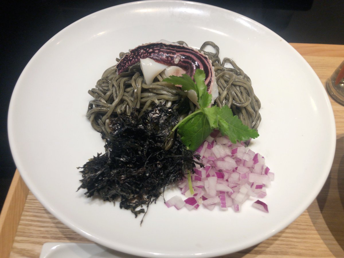 li_ico's tweet image. Fishmen 北本
紋甲イカとイカ墨のまぜそば
アサリとトマトの炊き込みご飯
美味いけど麺がツルツルすぎな気がする
#Fishmen