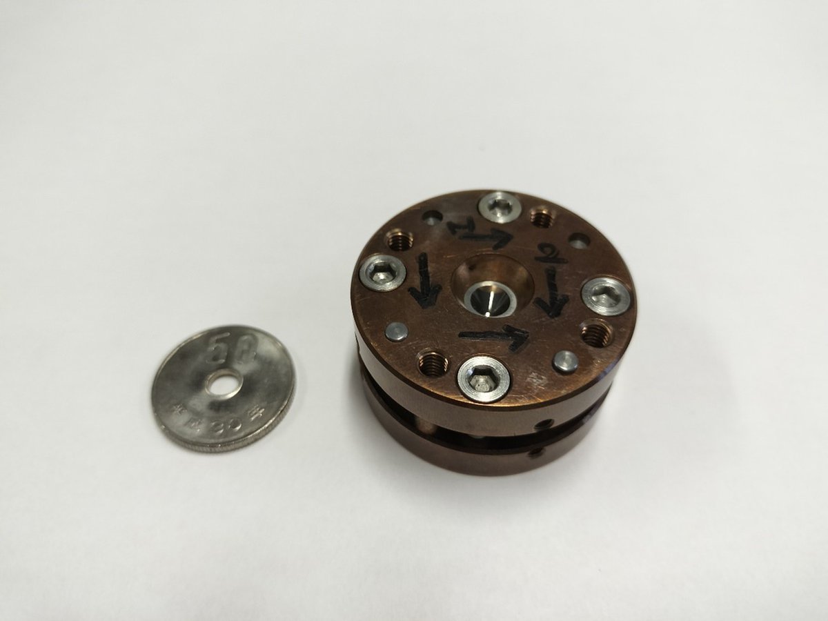 OMUengineering's tweet photo. #ラボツアー
#化学バイオ工学科 #反応化学工学研究グループ では、ダイアモンドアンビルセルという装置を使い、1GPa（約１万気圧）以上の超高圧力下における物質の変化を観察しています✨
#大阪公立大学　#工学部 https://t.co/1ENzx32k7P