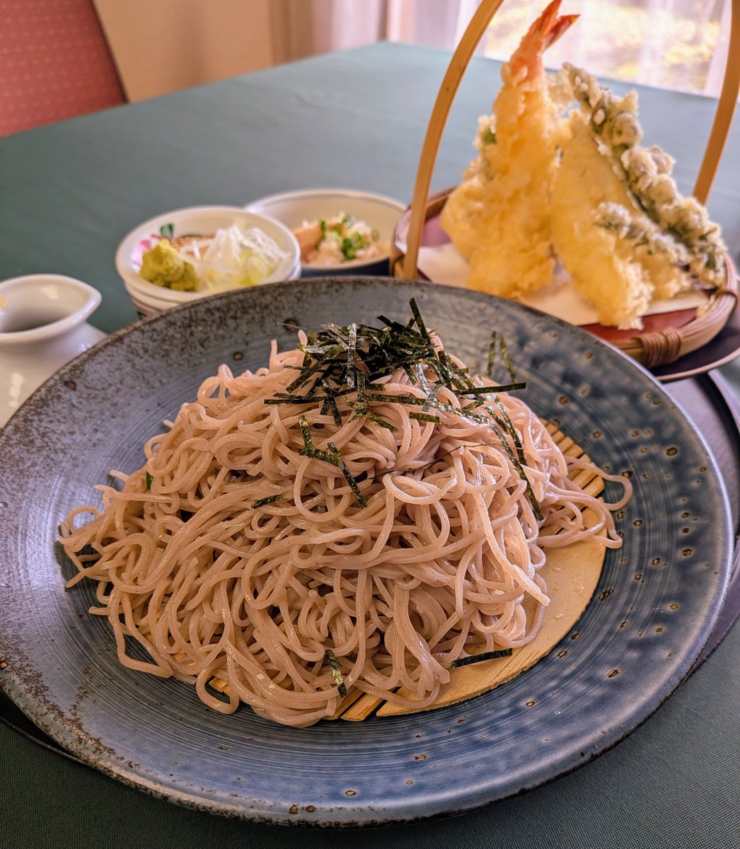 ☀ランチ🍙　
🍤野菜天ざるとタケノコご飯🍚🥢
サクサクの天ぷらに満足👍️
一緒の2人がそれぞれ涙目かゆいと
くしゃみ鼻水の洪水で可哀想🥲🤧