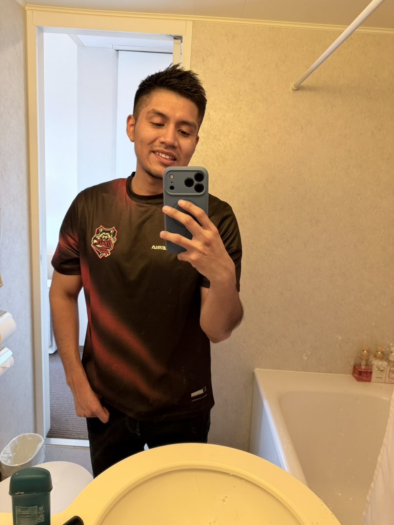 Feels good to have this jersey on 🔥 

Wish me luck as Capcom Cup starts today. #CRWin