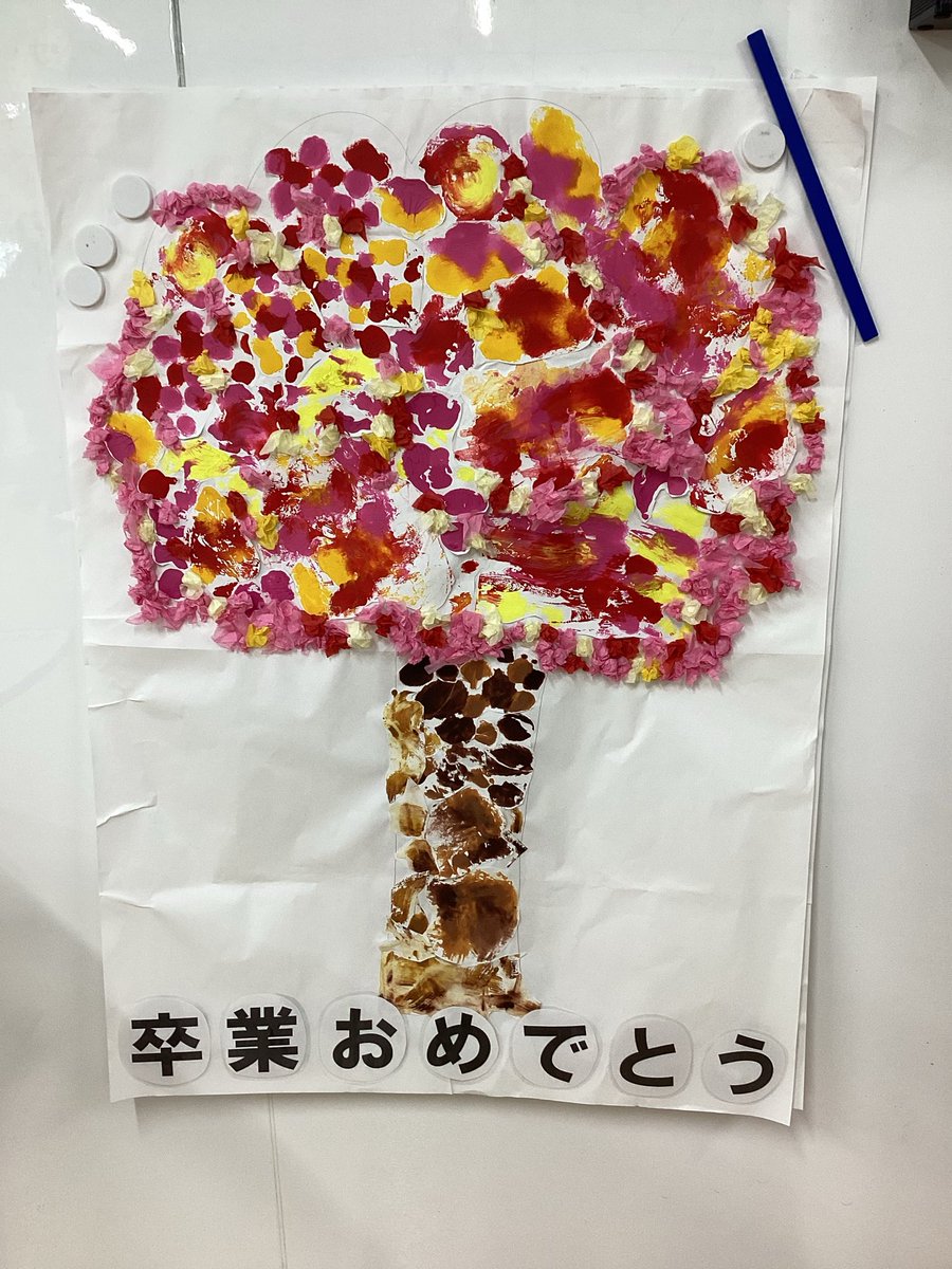 Shiny2251's tweet photo. 先週から作製している、デカルコマニーの桜の木がほぼほぼ仕上がってきました。
みんなとっても頑張りました👏
春らしい天井飾りも仲間入りし、暖かい春が待ち遠しいです🌸
#放課後デイ　#春の制作　#デカルコマニー https://t.co/X9iYgm6NxY