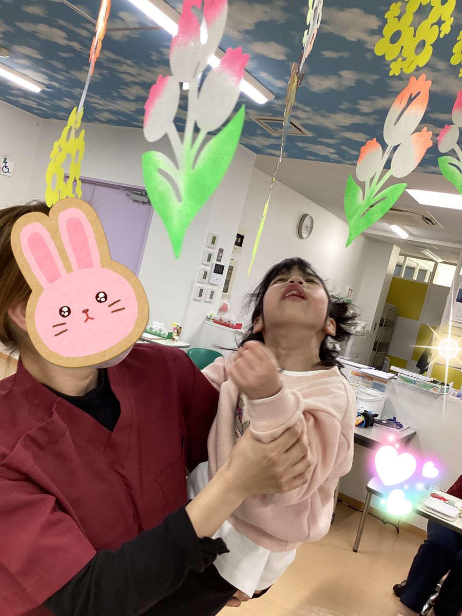 Shiny2251's tweet photo. 先週から作製している、デカルコマニーの桜の木がほぼほぼ仕上がってきました。
みんなとっても頑張りました👏
春らしい天井飾りも仲間入りし、暖かい春が待ち遠しいです🌸
#放課後デイ　#春の制作　#デカルコマニー https://t.co/X9iYgm6NxY