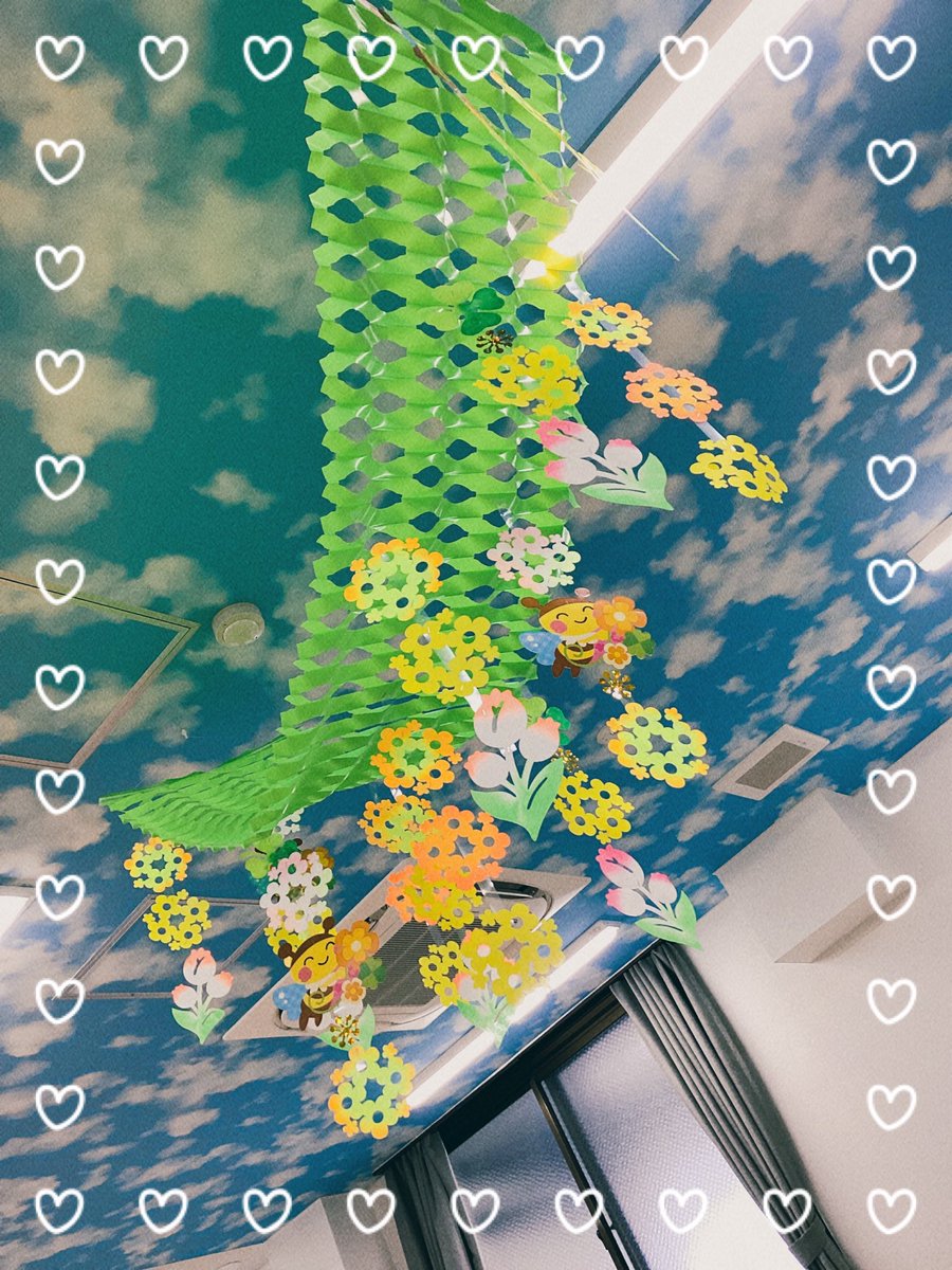 Shiny2251's tweet photo. 先週から作製している、デカルコマニーの桜の木がほぼほぼ仕上がってきました。
みんなとっても頑張りました👏
春らしい天井飾りも仲間入りし、暖かい春が待ち遠しいです🌸
#放課後デイ　#春の制作　#デカルコマニー https://t.co/X9iYgm6NxY