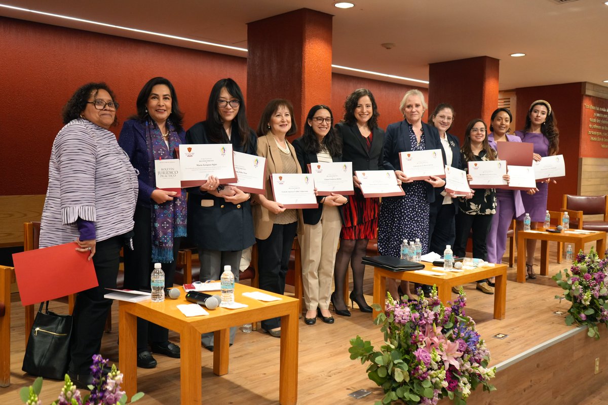 IIJNoficial's tweet image. 🏛️💜 Presentación del Boletín Jurídico Práctico de Género e Inclusión en la #ELD. ⚖️✨

Participan las Notarias Rosa María Ávila (85), Liliana Gutiérrez (44) y destacadas maestras de la ELD, con la moderación de Gabriela de la Mora Galván.

Un diálogo plural por la dignidad y el