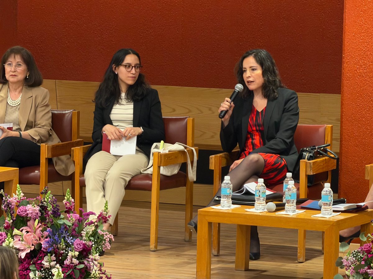 IIJNoficial's tweet image. 🏛️💜 Presentación del Boletín Jurídico Práctico de Género e Inclusión en la #ELD. ⚖️✨

Participan las Notarias Rosa María Ávila (85), Liliana Gutiérrez (44) y destacadas maestras de la ELD, con la moderación de Gabriela de la Mora Galván.

Un diálogo plural por la dignidad y el