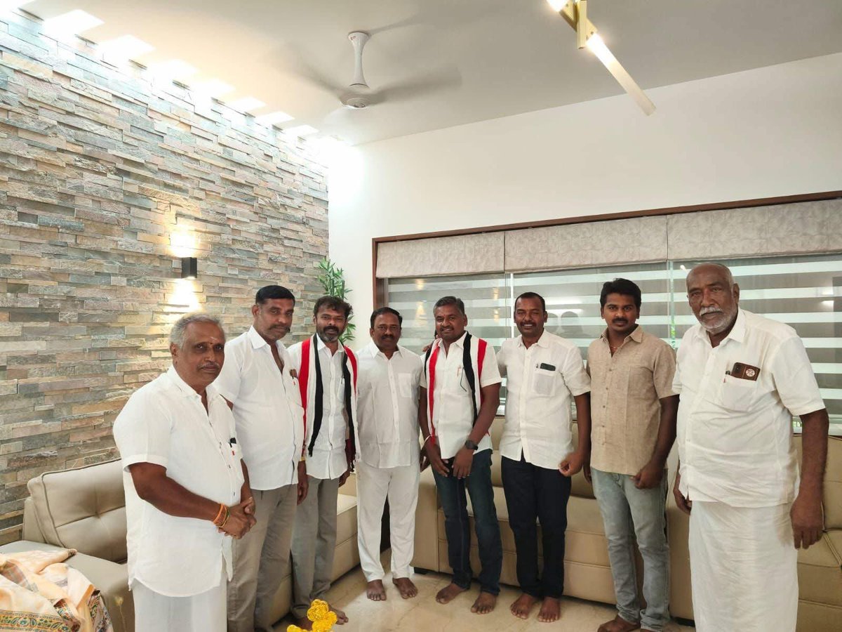 |#தலைவனை_தேடி|

​#பெருந்துறை சட்டமன்றத் தொகுதியில், #கருமாண்டிசெல்லிபாளையம் பேரூராட்சி இங்கு கடந்த 25 ஆண்டுகளுக்கும் மேலாக (2001 முதல்) தொடர்ந்து மன்ற உறுப்பினராகவும், தற்போது துணைத் தலைவராகவும் மக்கள் செல்வாக்குடன் வலம் வந்தவர் திரு. சரவணன். கால் நூற்றாண்டாக ஒரு இயக்கத்திற்காக