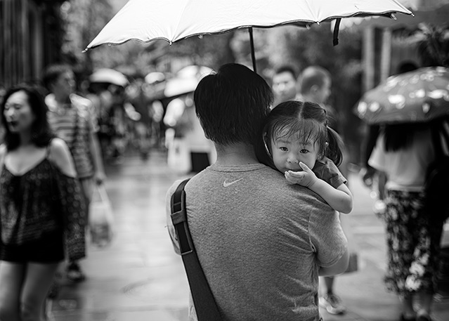 photos_dsmith's tweet image. A young #girl being carried by her #father watches me as I take her #photograph in #Chengdu, a #city in #China #blackandwhitephoto #PictureOfTheDay #family #familylife #ThePhotoHour #travel #travelphoto #bnw_society #bw #monochrome #monotone. For more see darrensmith.org.uk