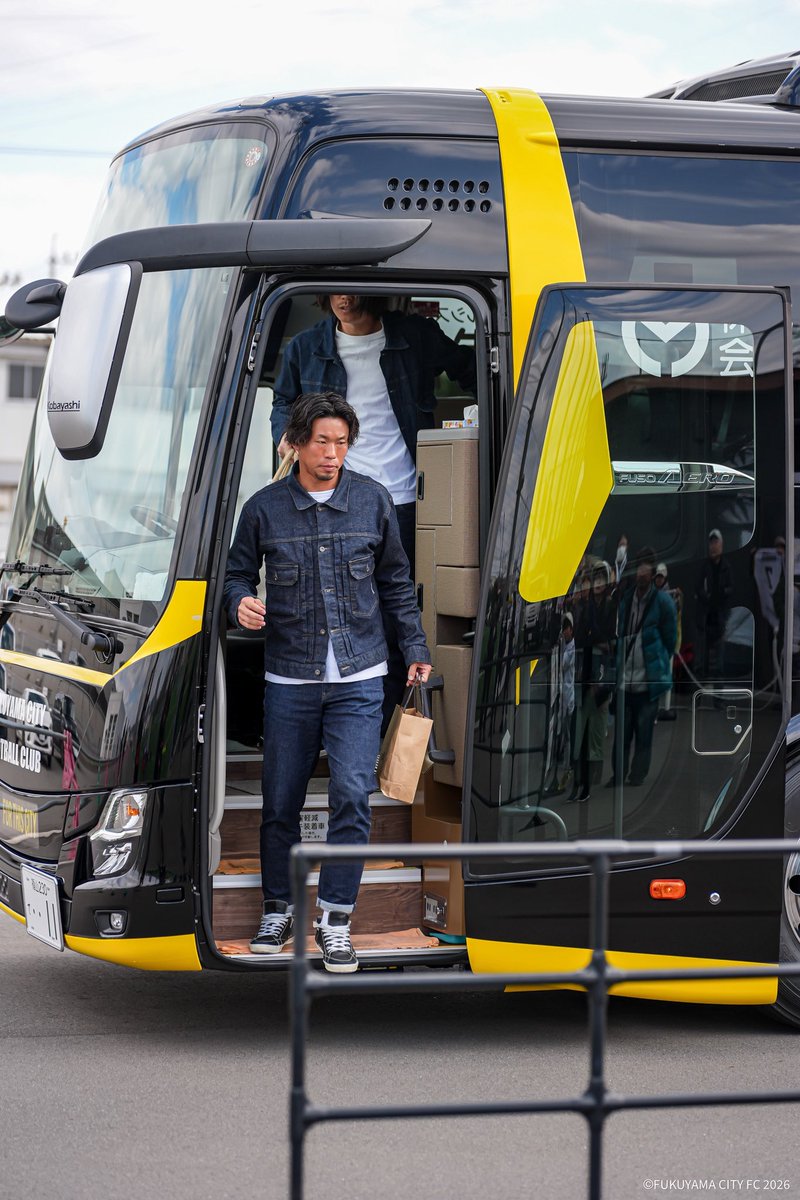 fukuyamacityFC's tweet photo. 福山シティFCが活動する、備後福山は「日本一のデニムの産地」と呼ばれる街👖

福山のデニム生地は、なんと国内生産の8割以上を占めています！📊

世界のブランドが指名するデニムが、この街の工場から毎日生まれています🏭🧵

そして…
選手たちの移動着も、この備後福山で作られたデニムです！✨

ぜひ試合の際は、
選手たちの移動着もチェックしてみてください👀✨

#福山シティFC #備後福山 #福山デニム #デニム