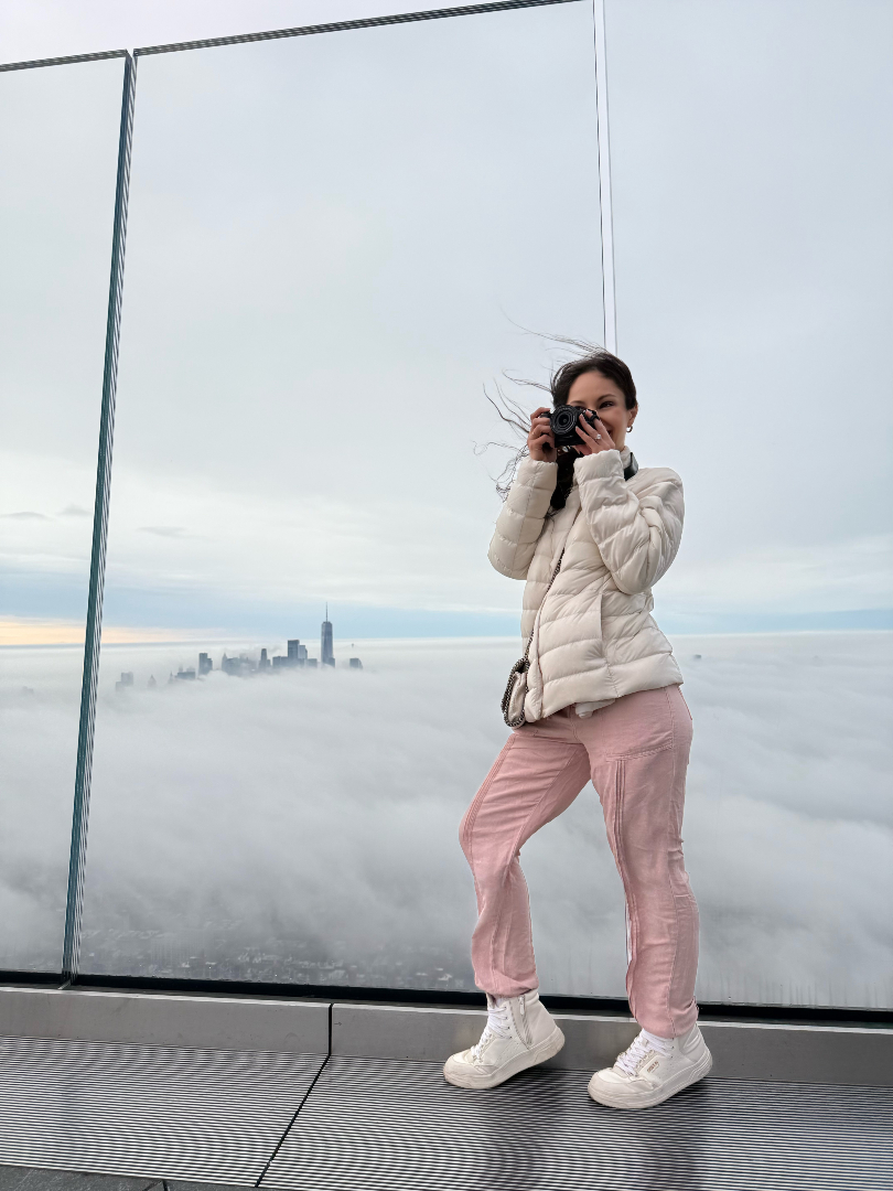 CherylMartinez's tweet photo. Sunrise, skyline views, & a room full of powerful women creators. ✨
Celebrating International Women’s Day @EdgeNYC with the @bhcreators community, testing out new gear & capturing magic above the city.
#WomensDay #NYCInfluencer #EdgeNYC #HudsonYards 📸 @ToolsForTalent @khemric https://t.co/cgFjxoIQl1