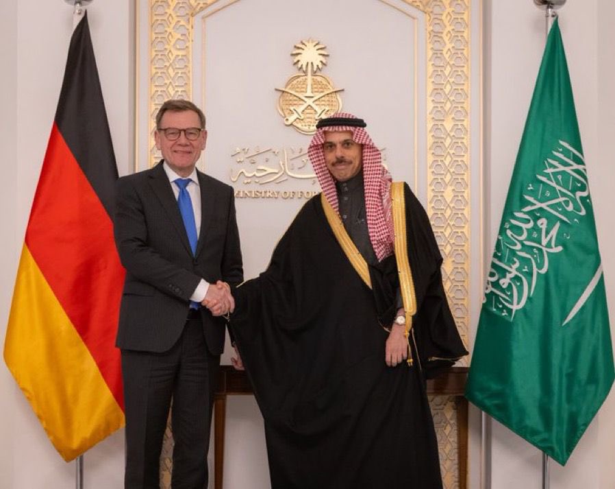SaudiNews50's tweet photo. وزير خارجية ألمانيا يعرب عن إدانة بلاده للاعتداءات الغاشمة التي تشنها إيران، ويؤكد تضامنها الكامل مع المملكة، خلال استقبال وزير الخارجية له. https://t.co/6IxzqcEcpP