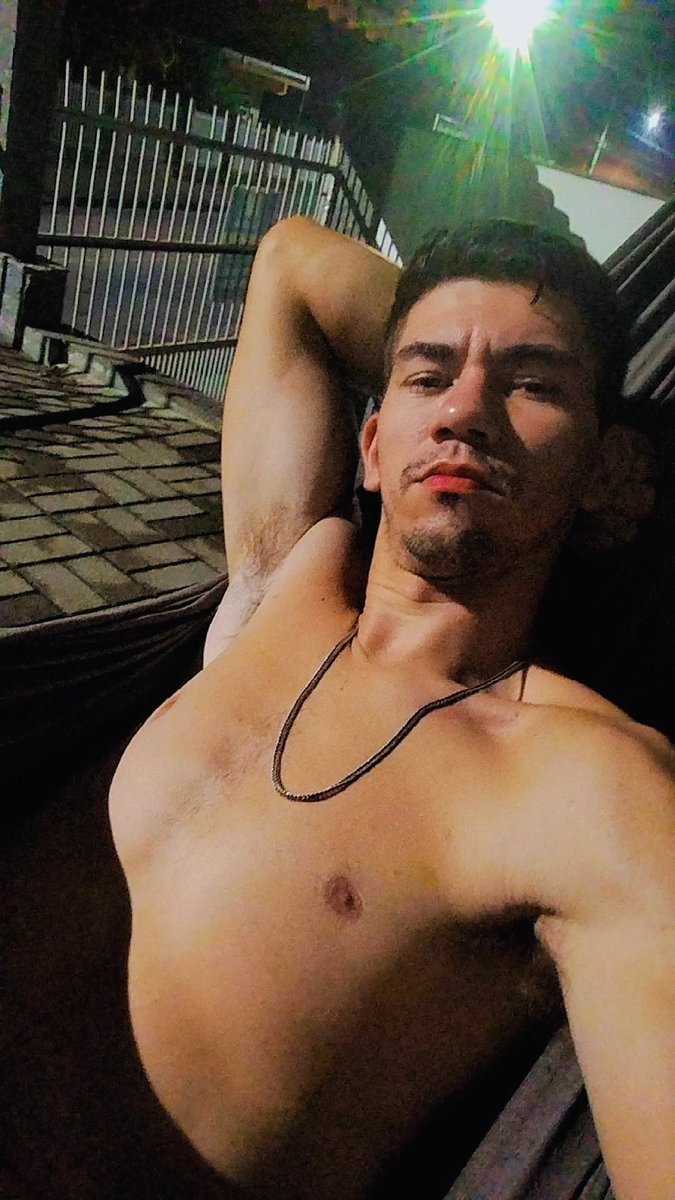 Jr34p02's tweet photo. Chuva Aki começou então bora dormir que já tá tarde kkkk⚡ https://t.co/SKzWdlxxxd
