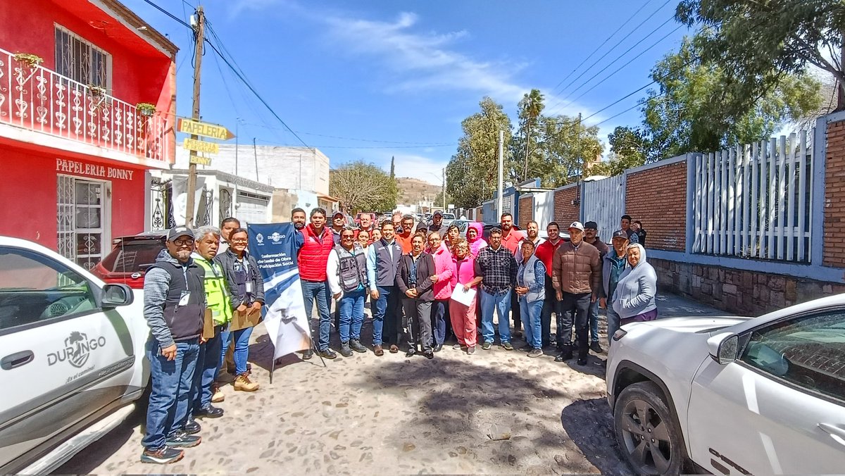 DSocial_Dgo's tweet photo. Hoy avanzamos en la conformación de los Comités de Obra, un paso clave donde vecinas y vecinos se organizan para acompañar y dar seguimiento a la pavimentación integral de sus calles. 🛣️

Con el liderazgo de Toño Ochoa, seguimos trabajando para transformar nuestras colonias. https://t.co/sHKSNdIGMj