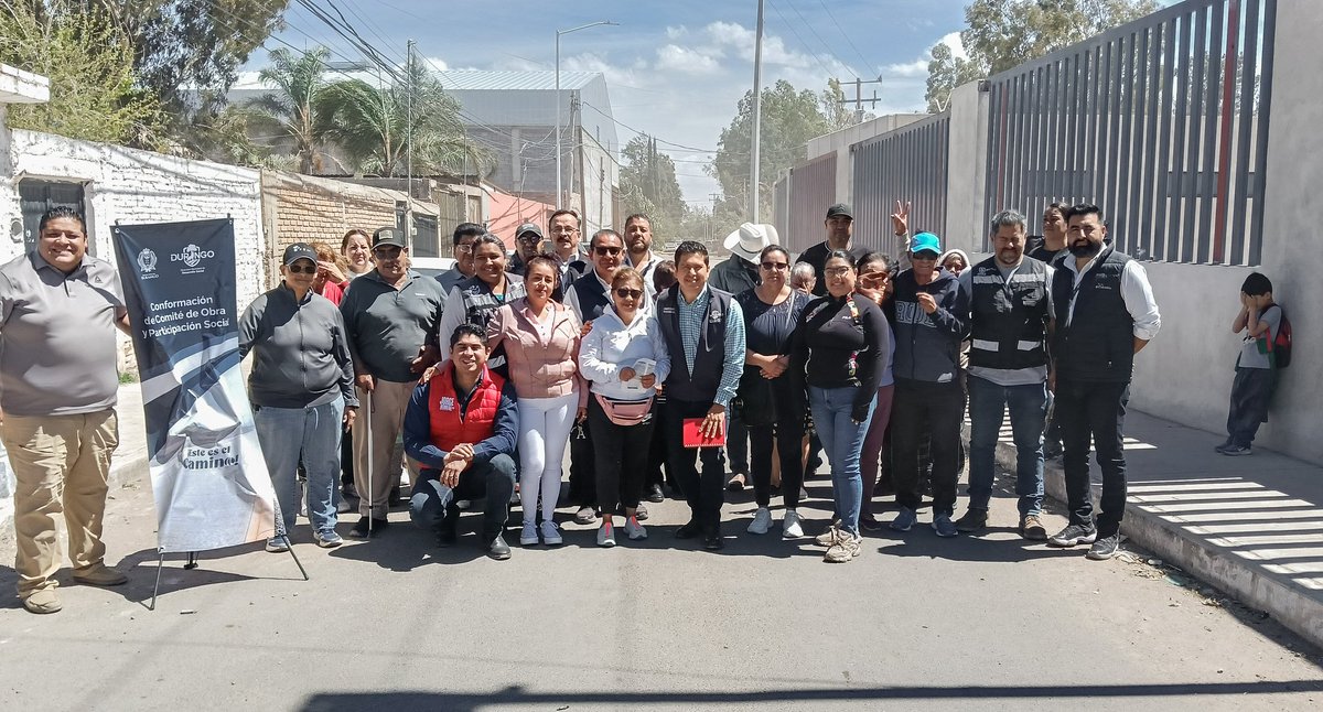 DSocial_Dgo's tweet photo. Hoy avanzamos en la conformación de los Comités de Obra, un paso clave donde vecinas y vecinos se organizan para acompañar y dar seguimiento a la pavimentación integral de sus calles. 🛣️

Con el liderazgo de Toño Ochoa, seguimos trabajando para transformar nuestras colonias. https://t.co/sHKSNdIGMj