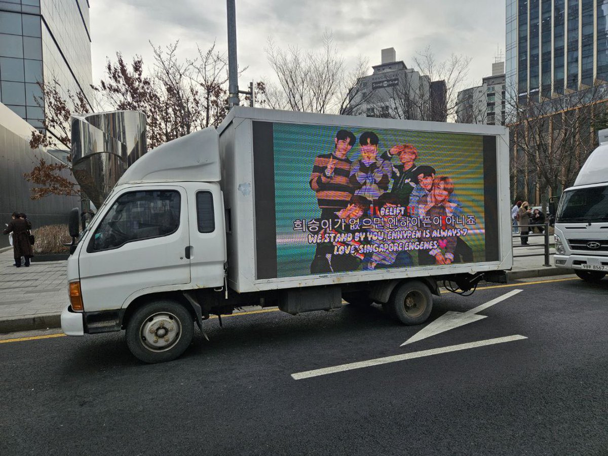 SINGAPORE ENGENES PROTEST TRUCK ARRIVED IN FRONT OF HYBE