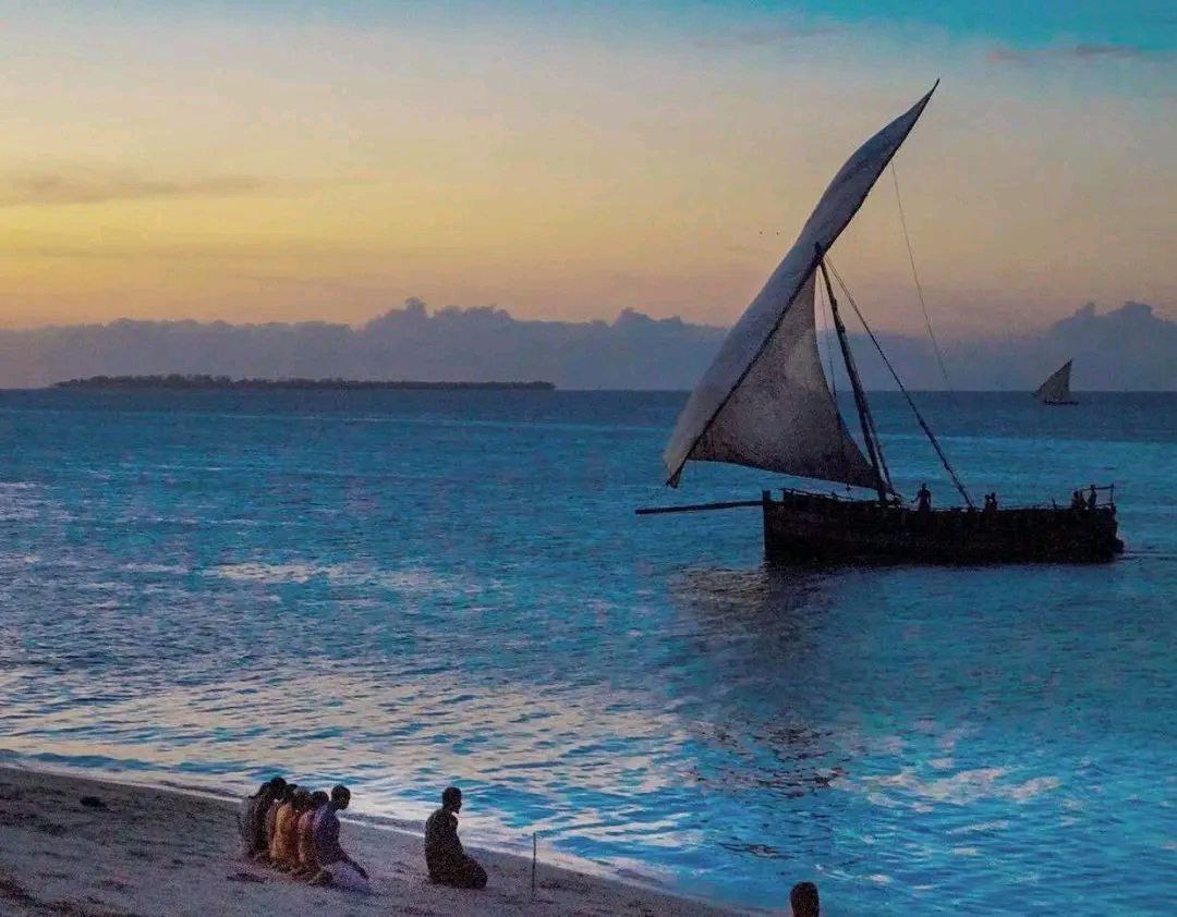 “رباهُ
وجهت وجهي نحو بابكَ راجياً
والحالُ لا يخفى وأنت عظيمُ”