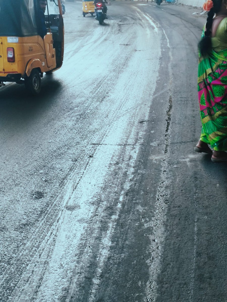maanz_india's tweet photo. What an ordeal, a nightmare. Travelling on Velachery Main Road and Perumbakkam Main Road (Semmozhi Salai now) is becoming increasingly risky with each passing day. At least 4 two-wheeler riders sustained injuries after their vehicle skidded near Medavakkam junction bus stop.  1/3 https://t.co/6cxeOil45W