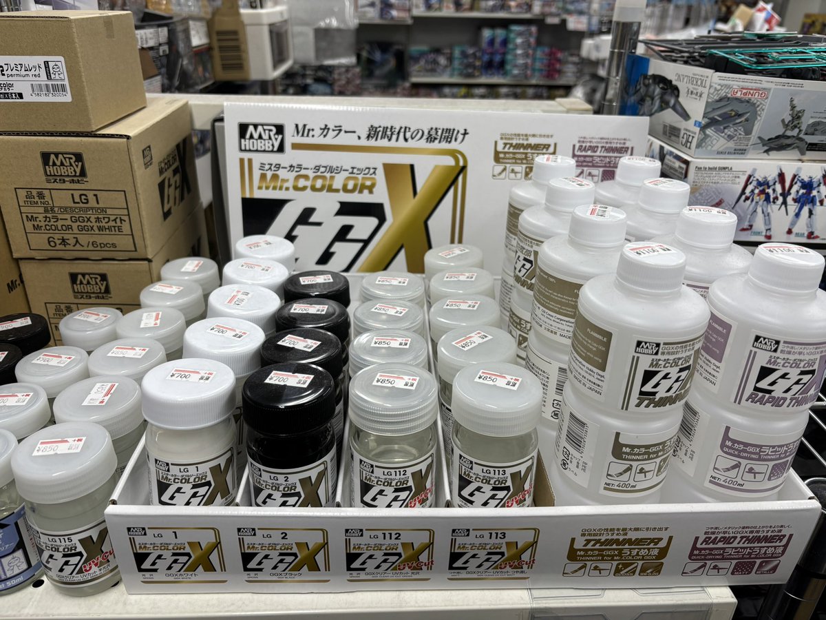 本日も夜9時まで営業です

新製品やリニューアルは
嬉しいのだが
地味に頭痛いのは置き場所😓

GGXも初回販売の時は
陳列箱を頂けたが…今回は？

瓶の大きさ的にも
違う場所には置けないし…

専用の溶剤が
ハードルを上げているのか？
当店的には動き無し😅
まだストックもある😭

ほんと悩ましい😮‍💨