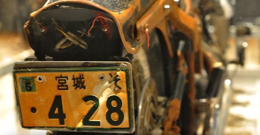 ある日、一台のハーレーがカナダに流れ着いた。現地の人達が3.11で宮城県から流されてきた物だと特定し、それを知ったハーレー社は持ち主に連絡を取り修理して送りますと伝えた。しかし持ち主は自分だけ恩恵に預かるのは悪いとそれを断った。感銘を受けたアメリカは3.11を忘れない為に博物館に飾った。