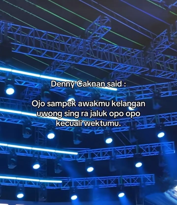 Relateddlife's tweet photo. Jangan sampai kamu kehilangan orang yang tidak meminta apa apa kecuali waktumu. https://t.co/JGC6c7g9tl
