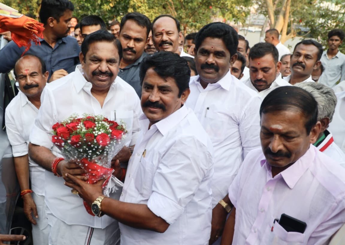 #தலைவனை_தேடி

​ 30 ஆண்டு கால திமுக விசுவாசியாக இருந்தவர் #நிச்சாம்பாளையம்  சுப்பிரமணியம் அவர்கள். மக்கள் நலனுக்காக அமைத்த மோட்டார் பைப்லைன் மற்றும் குளம் குட்டைக்குத் தண்ணீர் கொண்டு செல்லும் திட்டத்தைத் தடுத்து நிறுத்திய மக்கள் விரோதப் போக்கைக் கண்டு கொதித்தெழுந்தார். இதனால்