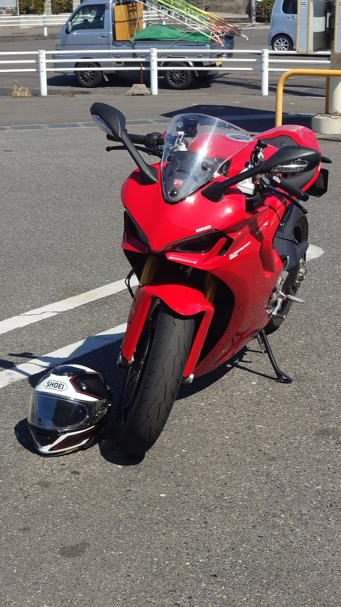 今日はディーラーでオイル交換。
好天なので走りに行きたいけど家の都合があるので今日は自重、明日久々に遠出予定！