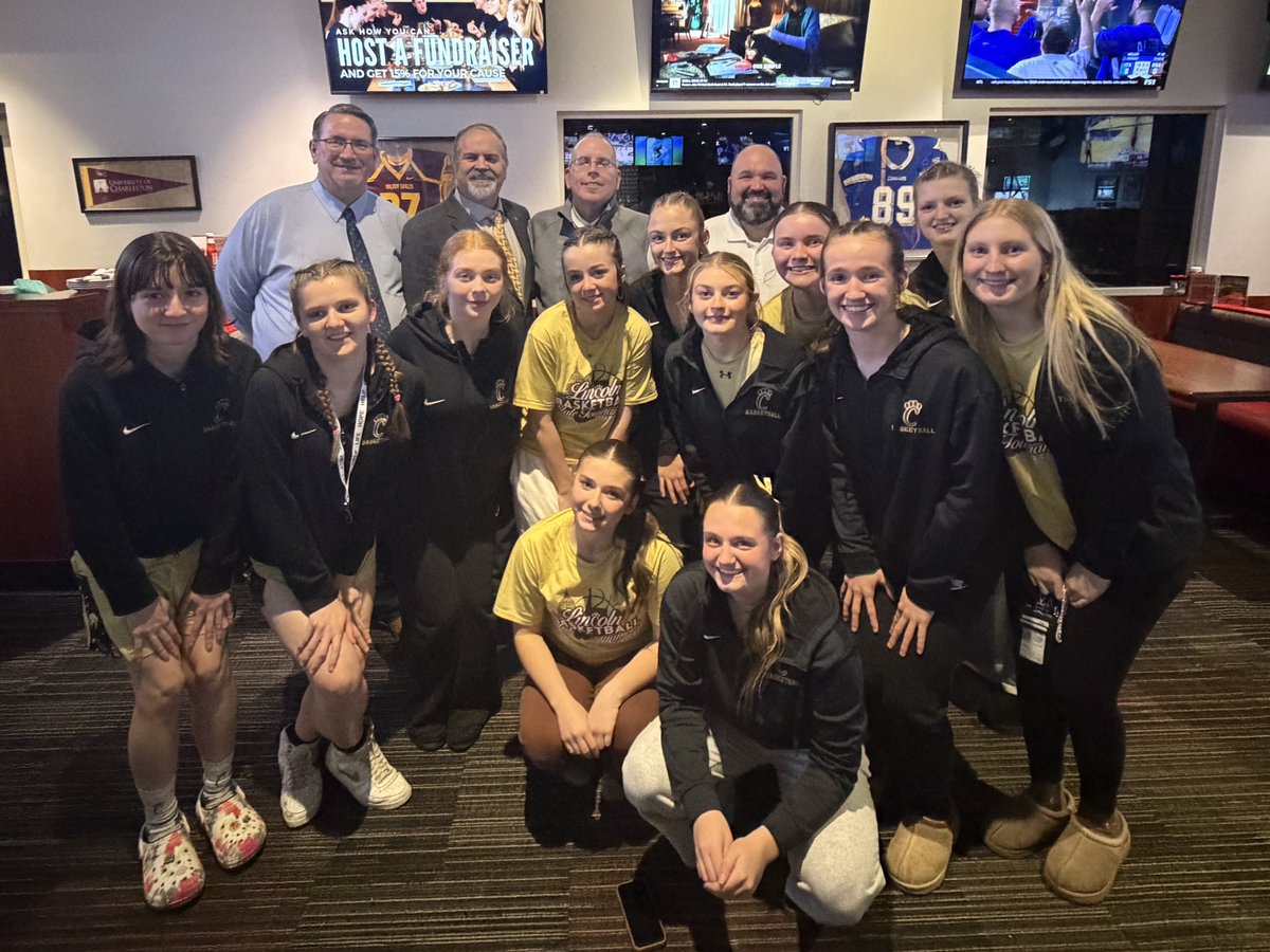 LincolnHighWV's tweet photo. Huge shoutout to Delegate Clay Riley for coming out to support our girls tonight! 👏🏀
By chance he was at the same spot as our post-game dinner and generously picked up the tab for the girls and coaches! That kind of support means the world to our students and our program. 🙌 https://t.co/0vQ8N1h4DW