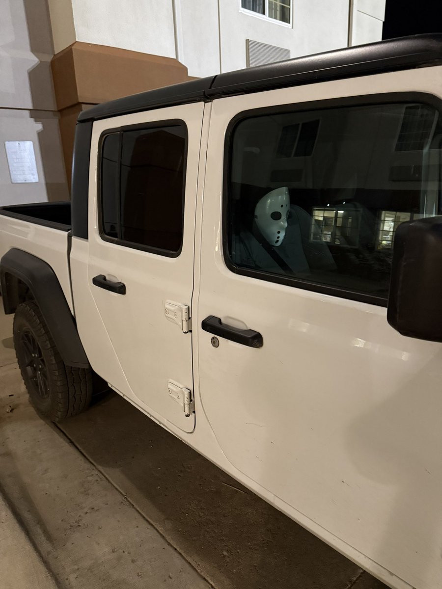 david19810126's tweet photo. アメリカのホテルで
外出たらジェイソンのマスク
見えたらそら俺でもビビるてwww https://t.co/hRi07e7VhX