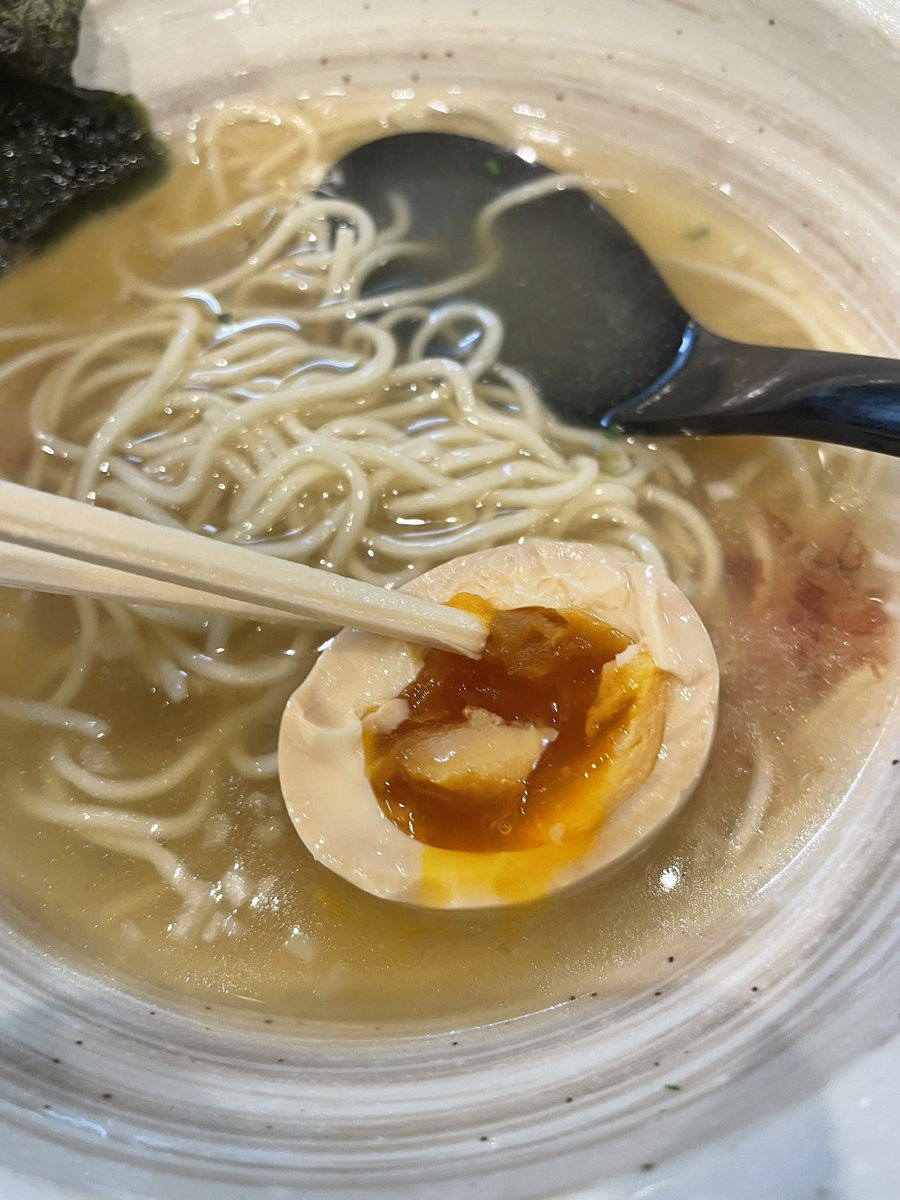 DankichiMen's tweet photo. 26-35
中華そばおっさん食堂
白醤油そば煮卵
ハツホー🚗日曜昼は噂通りのにぎわいぶり
カツオを楽しむ為のスープ。甘めのダシがじんわりと舌に染み込む😚
鰹節の降り注いだパツ麺はすすりやすくて、チュルっと胃の中に消えていく。一瞬で器が空になっててわろた🤪美味かったからね、しょうがないね☺️ https://t.co/R2UqDZDdi4